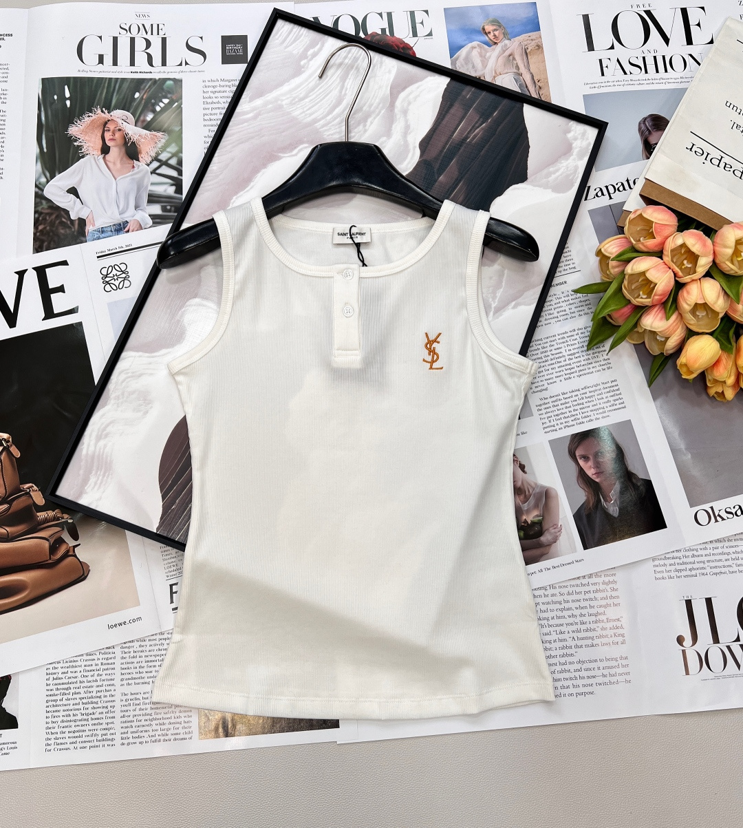 NO:749968,YSL26SS Spring and Summer New Classic Henley Collar Iconic Embroidered High-Elastic Ribbed Vest. Luxurious brand YSL signature letter embroidery adopts precision stitching technology, the color is full and not easy to fall off, highlighting high-end status. The classic version of the retro Henley collar + two-button design visually lengthens the neck line, and the sleeveless cut is neat and refreshing, suitable for various scenes in spring and summer.  High-quality fabric, high-thread count rib knitted fabric, full of elasticity, breathable and skin-friendly, not deformed after long-term wear, taking into account both beauty and practicality. The versatile black and white classic color scheme can be worn inside or outside, easily creating a casual and advanced French lazy style. The highlight is the small embroidered logo, the color is super high-end, not exaggerated but highly recognizable. The high-elastic ribbed fabric is extremely slimming, covers the breasts and outlines the lines.  Close your eyes and wear black and white. Pair it with a suit, jeans, or skirt. No matter how you wear it, you will look elegant!  Three standards are complete, two colors are outstanding!  size sml code,,saint laurent,skirts,jeans,business suit,19860909YSL26SS春夏新款经典亨利领 标志性刺绣高弹罗纹背心. 奢牌基因YSL标志性字母刺绣,采用精密线迹工艺,色泽饱满不易脱落,彰显高端身份. 经典版型复古亨利领+两粒扣设计,视觉拉长颈部线条,无袖剪裁利落清爽,适配春夏多种场景. 优质面料高支数罗纹针织面料,弹力十足,透气亲肤,久穿不变形,兼顾美观与实穿性. 百搭属性黑白经典配色,内搭外穿皆可,轻松打造随性高级的法式慵懒风. 重点是这个刺绣小Logo,配色超高级,不浮夸但辨识度拉满. 高弹罗纹面料巨显瘦,遮副乳又能勾勒线条. 黑白两色闭眼入,搭西装、搭牛仔裤、搭半裙,怎么穿都显贵！三标齐全,两色出！ 尺码sml 编码,,saint laurent,skirts,jeans,business suit,,Women's clothing