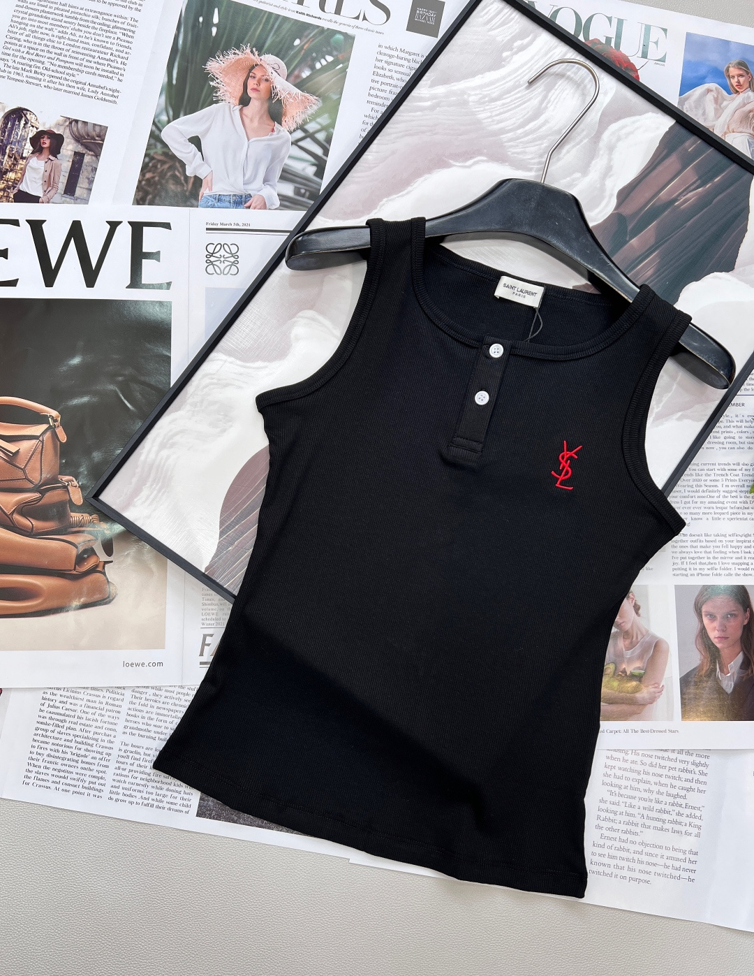 🆕YSL26SS春夏新款经典亨利领 标志性刺绣高弹罗纹背心。✅ 奢牌基因：YSL标志性字母刺绣，采用精密