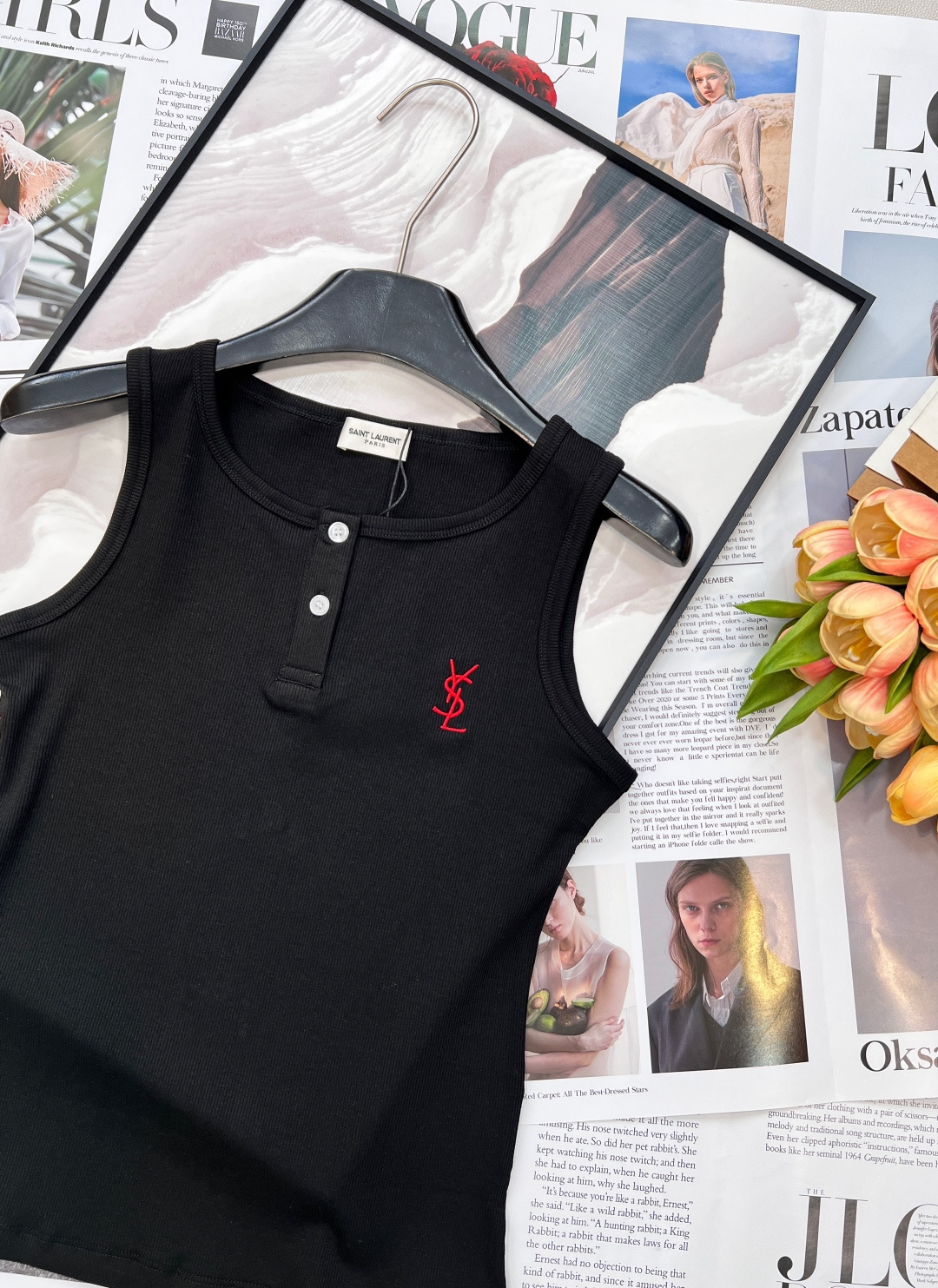 🆕YSL26SS春夏新款经典亨利领 标志性刺绣高弹罗纹背心。✅ 奢牌基因：YSL标志性字母刺绣，采用精密