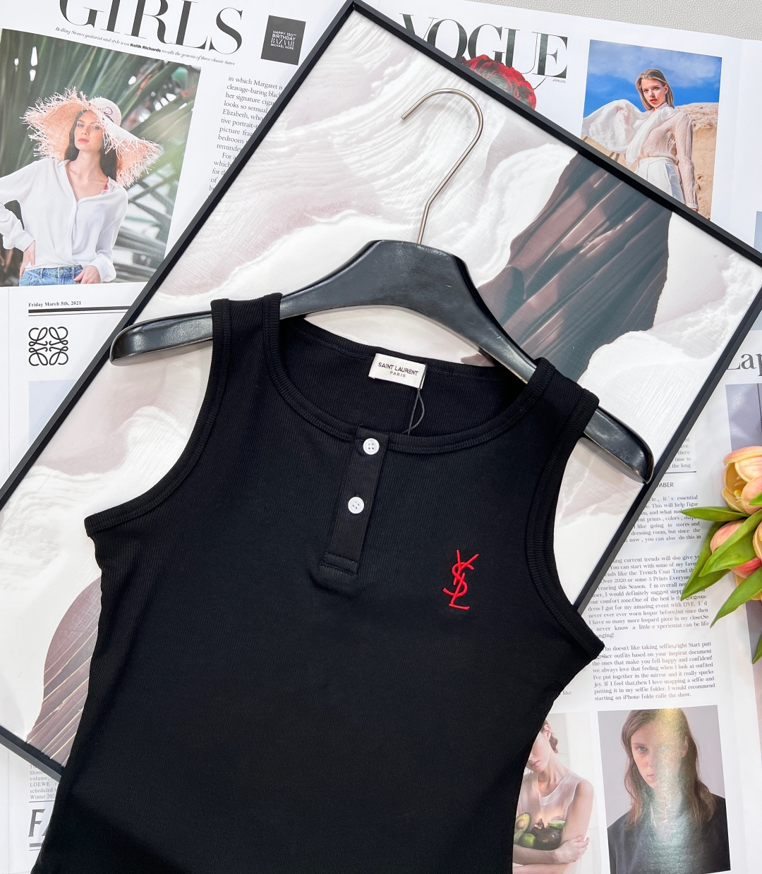 🆕YSL26SS春夏新款经典亨利领 标志性刺绣高弹罗纹背心。✅ 奢牌基因：YSL标志性字母刺绣，采用精密