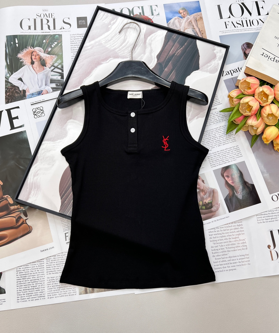 NO:749958,YSL26SS Spring and Summer New Classic Henley Collar Iconic Embroidered High-Elastic Ribbed Vest. Luxurious brand YSL signature letter embroidery adopts precision stitching technology, the color is full and not easy to fall off, highlighting high-end status. The classic version of the retro Henley collar + two-button design visually lengthens the neck line, and the sleeveless cut is neat and refreshing, suitable for various scenes in spring and summer.  High-quality fabric, high-thread count rib knitted fabric, full of elasticity, breathable and skin-friendly, not deformed after long-term wear, taking into account both beauty and practicality. The versatile black and white classic color scheme can be worn inside or outside, easily creating a casual and advanced French lazy style. The highlight is the small embroidered logo, the color is super high-end, not exaggerated but highly recognizable. The high-elastic ribbed fabric is extremely slimming, covers the breasts and outlines the lines.  Close your eyes and wear black and white. Pair it with a suit, jeans, or skirt. No matter how you wear it, you will look elegant!  Three standards are complete, two colors are outstanding!  Size sml code Y,,saint laurent,skirts,jeans,business suit,19860909YSL26SS春夏新款经典亨利领 标志性刺绣高弹罗纹背心. 奢牌基因YSL标志性字母刺绣,采用精密线迹工艺,色泽饱满不易脱落,彰显高端身份. 经典版型复古亨利领+两粒扣设计,视觉拉长颈部线条,无袖剪裁利落清爽,适配春夏多种场景. 优质面料高支数罗纹针织面料,弹力十足,透气亲肤,久穿不变形,兼顾美观与实穿性. 百搭属性黑白经典配色,内搭外穿皆可,轻松打造随性高级的法式慵懒风. 重点是这个刺绣小Logo,配色超高级,不浮夸但辨识度拉满. 高弹罗纹面料巨显瘦,遮副乳又能勾勒线条. 黑白两色闭眼入,搭西装、搭牛仔裤、搭半裙,怎么穿都显贵！三标齐全,两色出！ 尺码sml 编码Y,,saint laurent,skirts,jeans,business suit,,Women's clothing