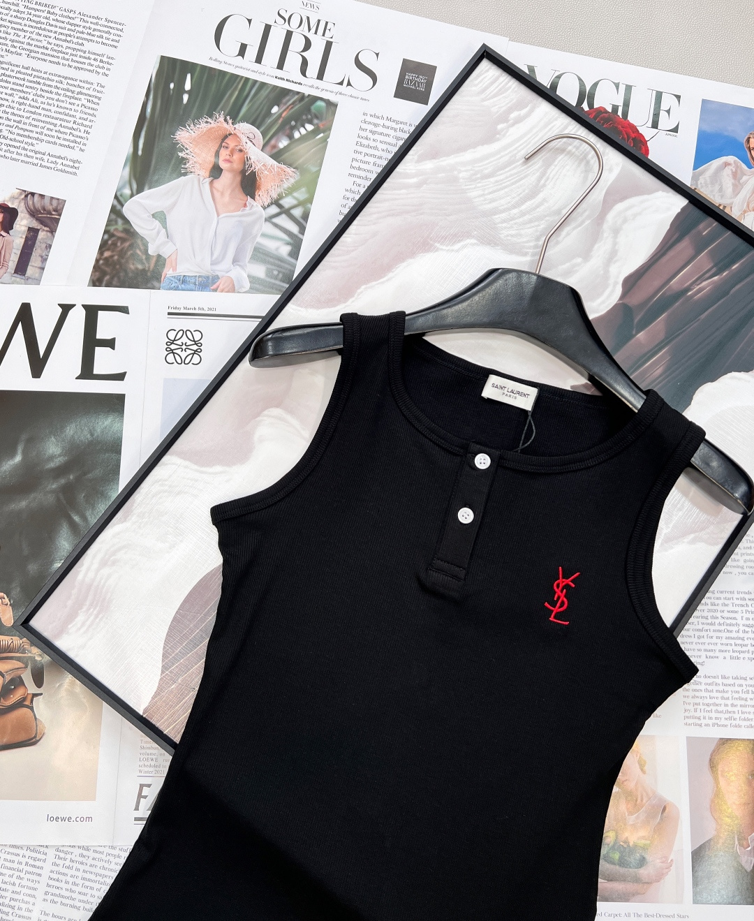 🆕YSL26SS春夏新款经典亨利领 标志性刺绣高弹罗纹背心。✅ 奢牌基因：YSL标志性字母刺绣，采用精密