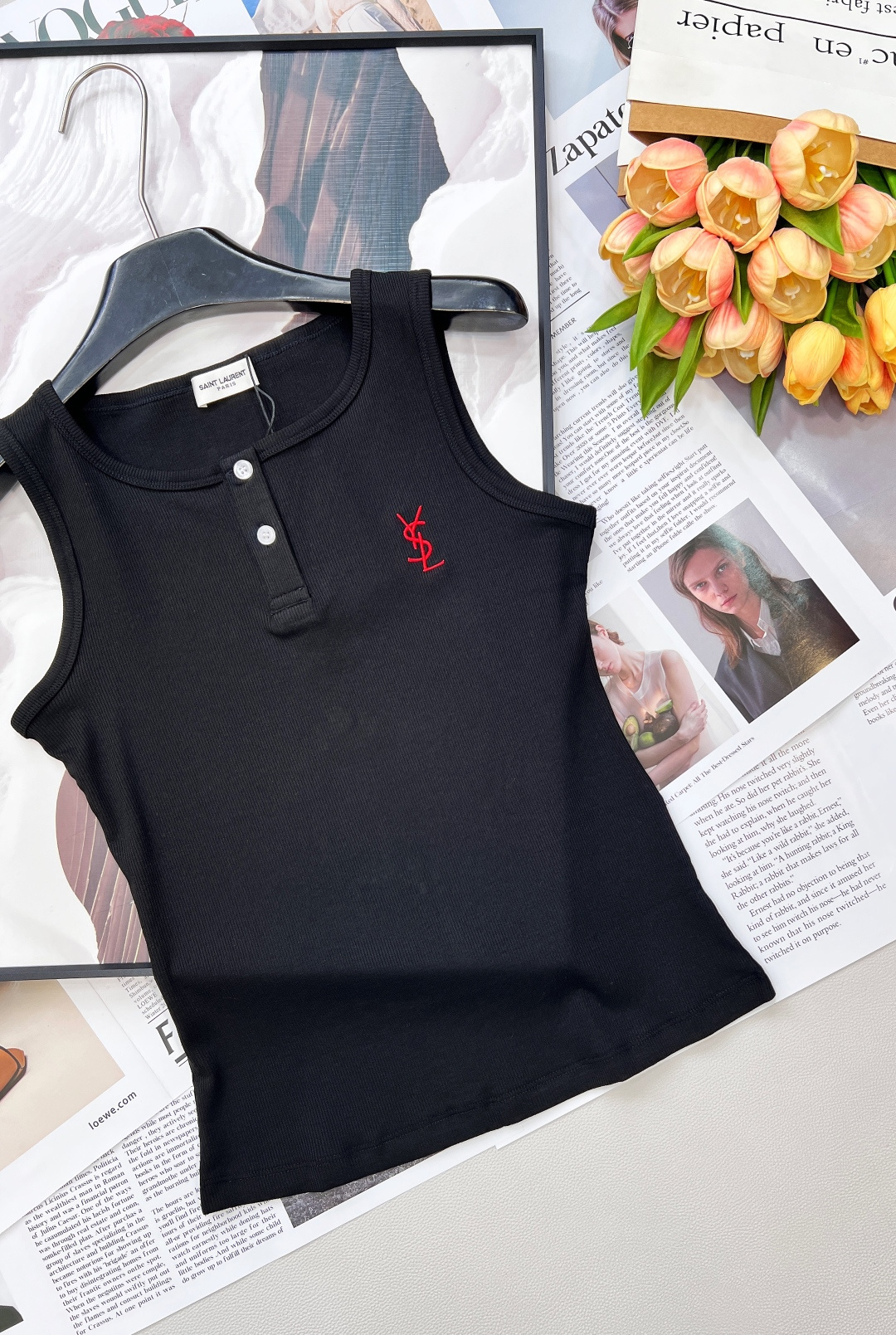 🆕YSL26SS春夏新款经典亨利领 标志性刺绣高弹罗纹背心。✅ 奢牌基因：YSL标志性字母刺绣，采用精密