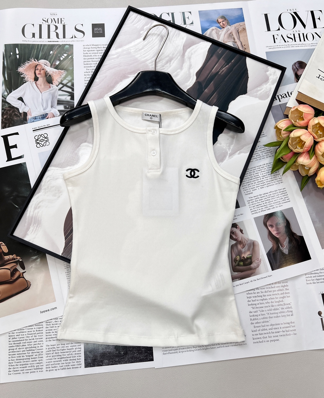 NO:749994,CHANEL26SS new spring and summer CHANEL antique letter embroidered vest, close your eyes and enter!  Customized antique letter embroidery, fine and even stitches, strong three-dimensional effect, high-end color matching without exaggeration, full restoration of details, and texture visible to the naked eye. High-elastic rib fabric, soft and skin-friendly, breathable and not stuffy, and will not deform after long-term wear; Slim-fitting slightly elastic version, modify the body shape, cover the breasts, slimming but not tight. Simple round neck + sleeveless tailoring, neat shoulders and neck; classic black and white two-color, versatile for daily use, commuting and leisure, high-end for both inner and outer wear.  The wiring is neat, the hemming is exquisite, the buttons are delicate in texture, the overall workmanship is in line with the standard counters, the high version is cost-effective, and the stock is shipped in seconds without waiting. Three standards are complete, and two colors are outstanding!  size sml code,,chanel,19860909CHANEL26SS春夏新款CHANEL古风字母刺绣背心,闭眼入！ 定制古风字母刺绣,针脚细密均匀、立体感强,配色高级不浮夸,细节还原度拉满,质感肉眼可见. 高弹罗纹面料,软糯亲肤、透气不闷,久穿不变形；修身微弹版型,修饰身形、遮副乳,显瘦不紧绷. 简约圆领+无袖剪裁,利落显肩颈；经典黑白双色,日常百搭、通勤休闲皆可,内搭外穿都高级. 走线工整、锁边精致,纽扣质感细腻,整体做工对标专柜,高版本高性价比,现货秒发不等待.三标齐全,两色出！ 尺码sml 编码,,chanel,,Women's clothing