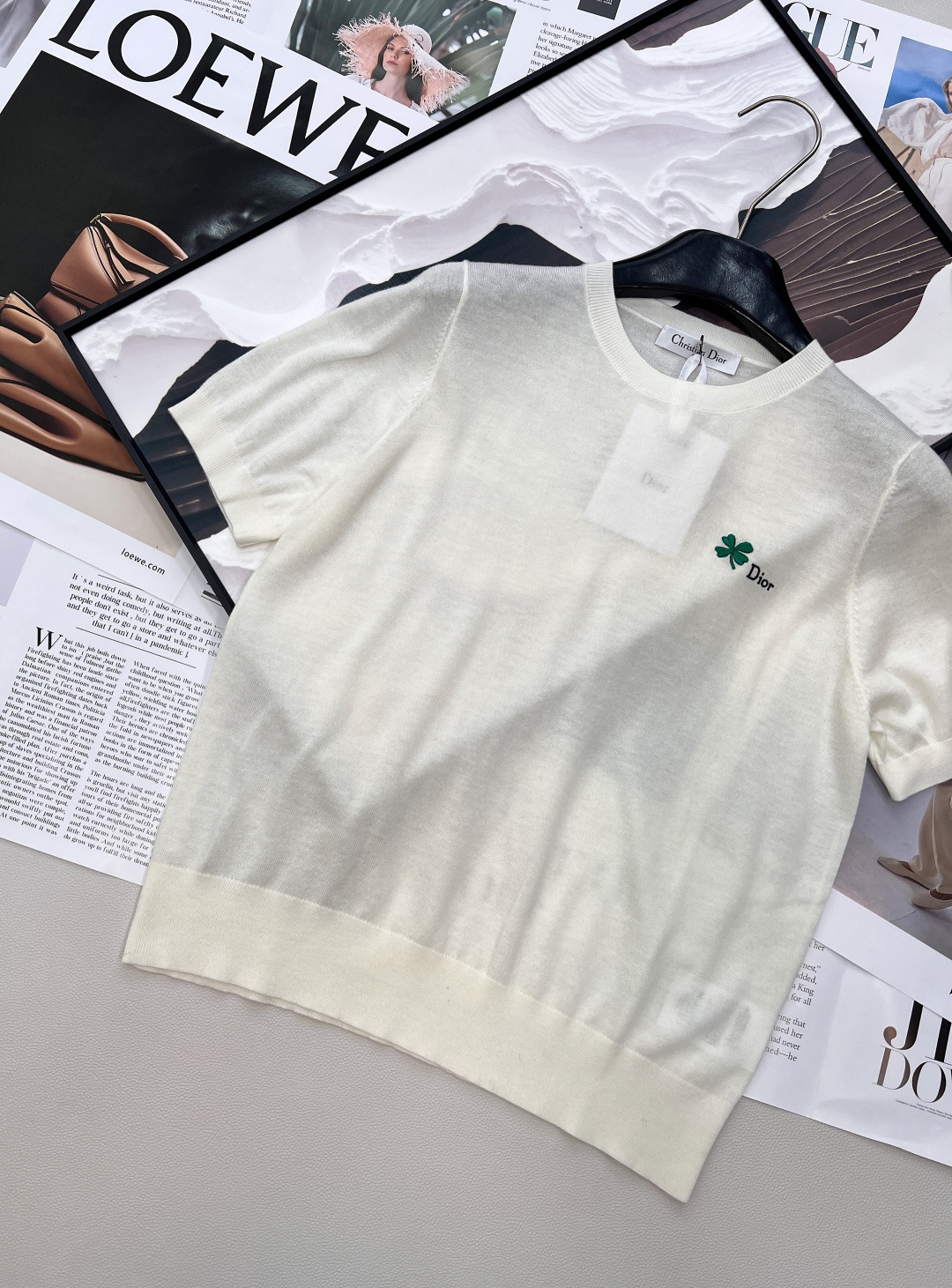 🆕DIOR 26SS春夏新款幸运草刺绣针织短袖，极简黑白基底，点缀清新幸运草刺绣与字母标识，低调暗藏高级