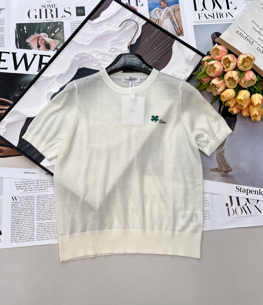NO:749976,DIOR 26SS spring and summer new clover embroidered knitted short sleeves, minimalist black and white base, embellished with fresh clover embroidery and letter logo, low-key and hidden high-end sense, precise three-dimensional clover + letter embroidery, neat stitching, advanced color matching, light and breathable wool knitted material, soft and skin-friendly, not stuffy and sweaty, super comfortable to wear in spring and summer. The cut is loose and dropped shoulder design, hides the flesh and makes the shoulder line modified.  The classic color scheme of black and white is versatile and can be worn both inside and outside. It is elegant and can be easily controlled to bring luck to your body. It has three standards and only comes in two colors!  Size sml code, dior, T-shirt,19860909DIOR 26SS春夏新款幸运草刺绣针织短袖,极简黑白基底,点缀清新幸运草刺绣与字母标识,低调暗藏高级感,精密立体幸运草+字母刺绣,针脚工整、配色高级, 轻薄透气羊毛针织料,软糯亲肤、不闷汗,春夏穿超舒服 版型剪裁宽松落肩设计,藏肉显瘦,修饰肩线, 经典配色黑白双色,百搭不出错,内搭外穿都显贵 可轻松驾驭,把幸运穿在身上.三标齐全,两色出！ 尺码sml 编码,,dior,T-shirt,,Women's clothing