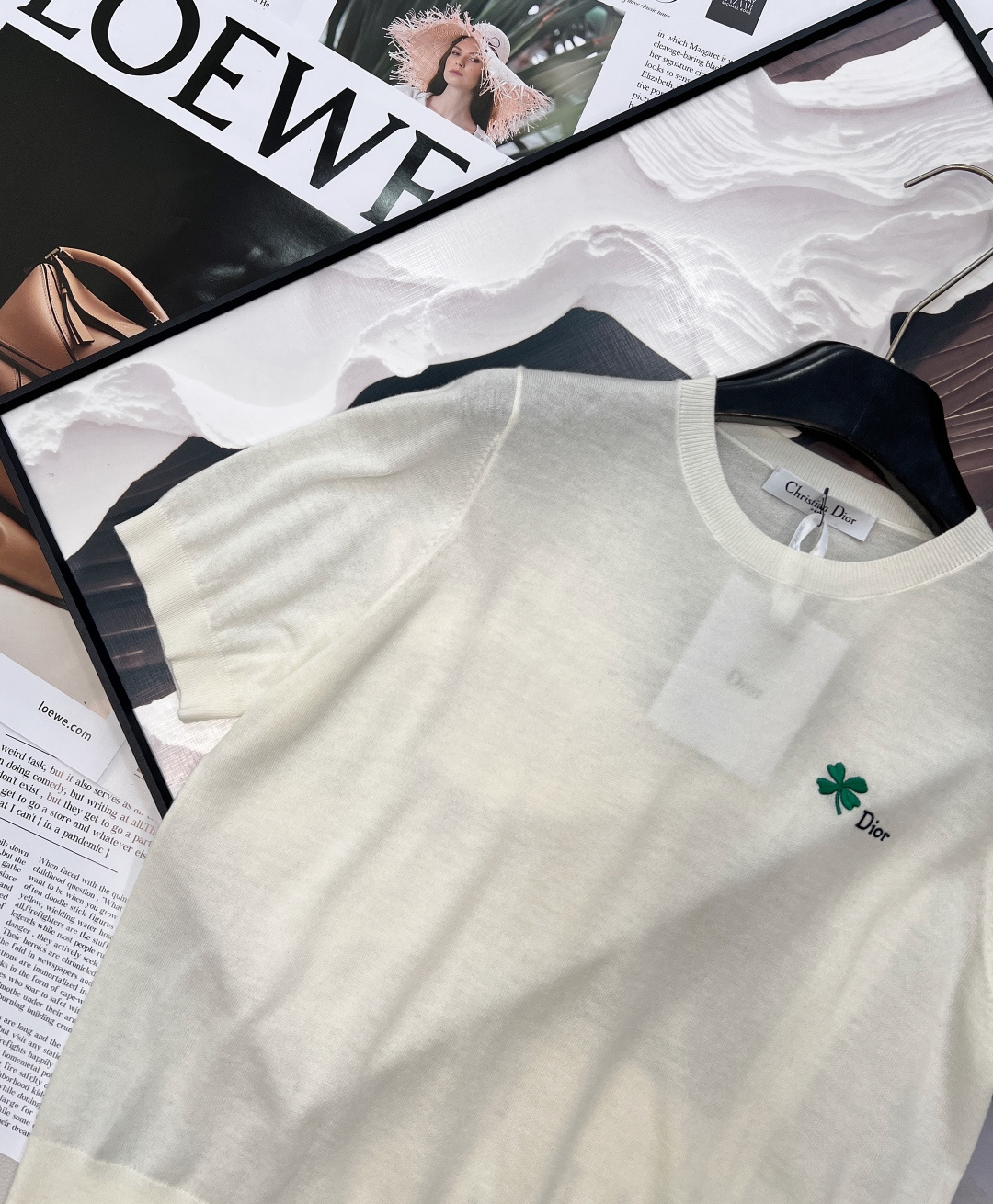 🆕DIOR 26SS春夏新款幸运草刺绣针织短袖，极简黑白基底，点缀清新幸运草刺绣与字母标识，低调暗藏高级