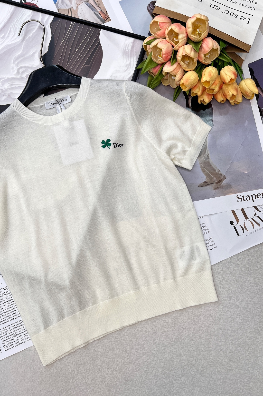 🆕DIOR 26SS春夏新款幸运草刺绣针织短袖，极简黑白基底，点缀清新幸运草刺绣与字母标识，低调暗藏高级