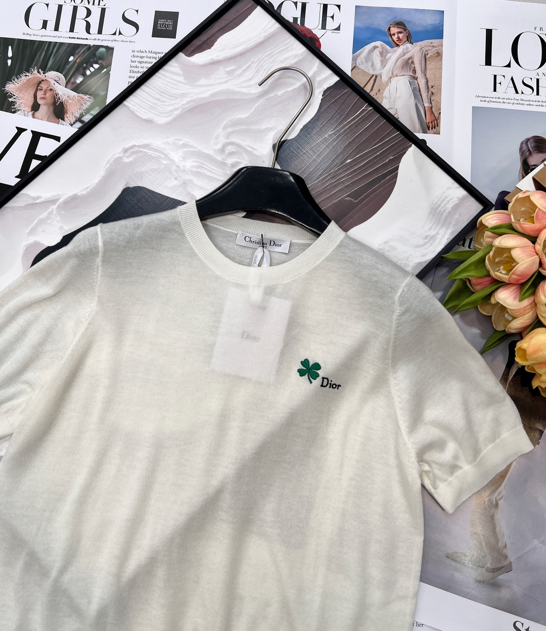 🆕DIOR 26SS春夏新款幸运草刺绣针织短袖，极简黑白基底，点缀清新幸运草刺绣与字母标识，低调暗藏高级
