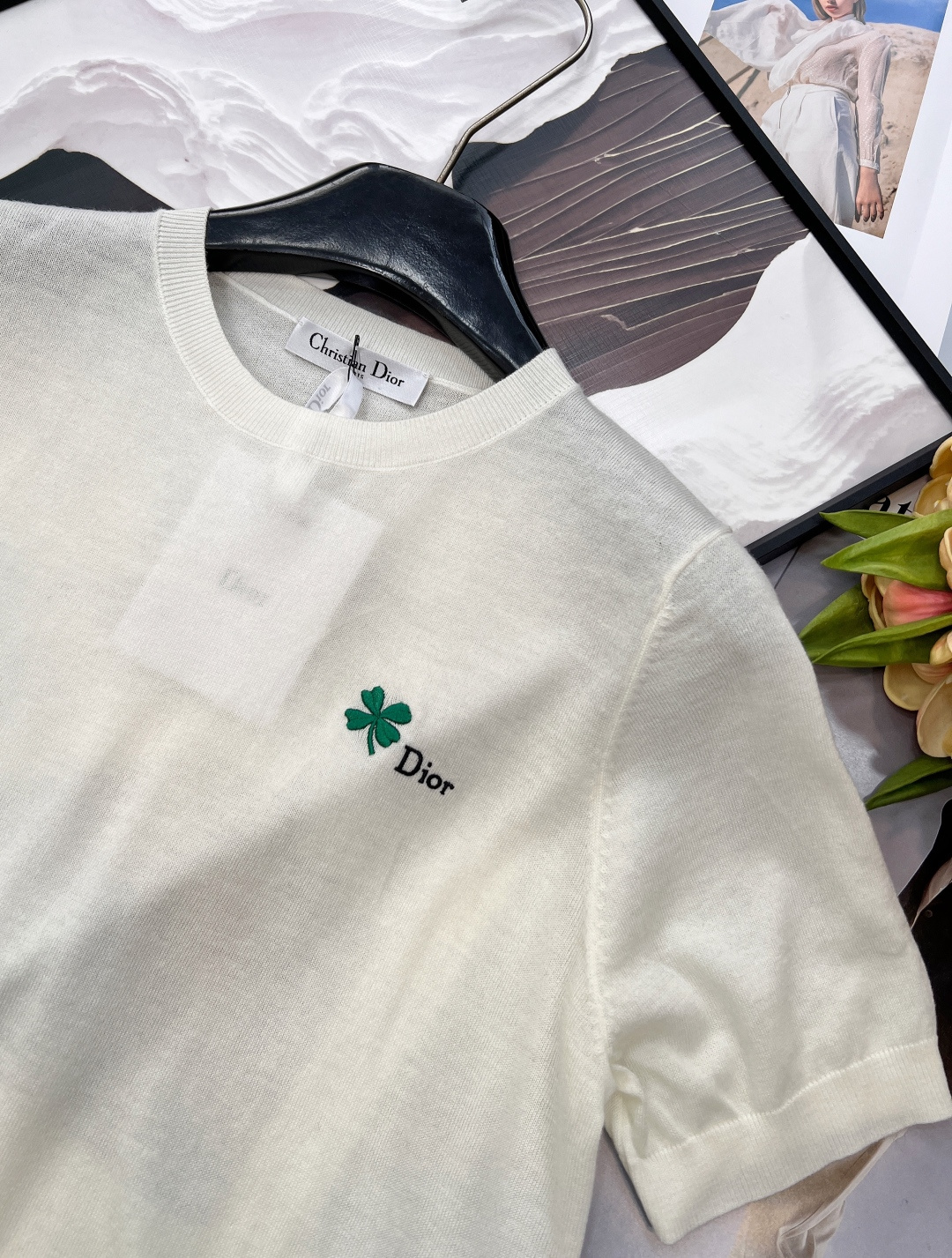 🆕DIOR 26SS春夏新款幸运草刺绣针织短袖，极简黑白基底，点缀清新幸运草刺绣与字母标识，低调暗藏高级