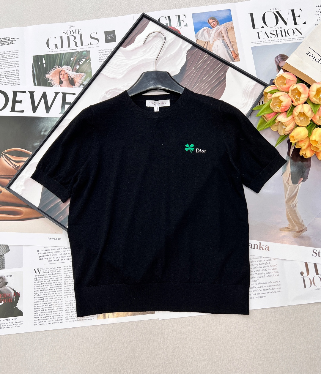 🆕DIOR 26SS春夏新款幸运草刺绣针织短袖，极简黑白基底，点缀清新幸运草刺绣与字母标识，低调暗藏高级