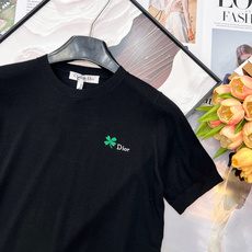 🆕DIOR 26SS春夏新款幸运草刺绣针织短袖,极简黑白基底,点缀清新幸运草刺绣与字母标识,低调暗藏高级 🆕DIOR 26SS春夏新款幸运草刺绣针织短袖,极简黑白基底,点缀清新幸运草刺绣与字母标识,低调暗藏高级