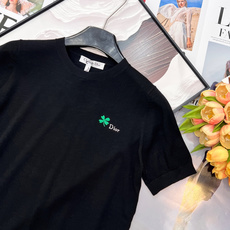 🆕DIOR 26SS春夏新款幸运草刺绣针织短袖,极简黑白基底,点缀清新幸运草刺绣与字母标识,低调暗藏高级 🆕DIOR 26SS春夏新款幸运草刺绣针织短袖,极简黑白基底,点缀清新幸运草刺绣与字母标识,低调暗藏高级