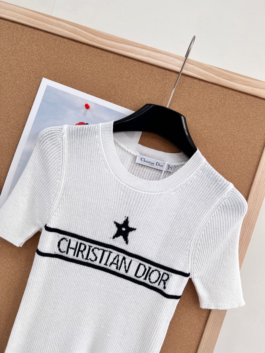 🆕Dior 26春夏新款五角星字母钩花针织短袖，解锁法式慵懒高级感。定制的羊毛针织纱线，圆领针织短袖，软