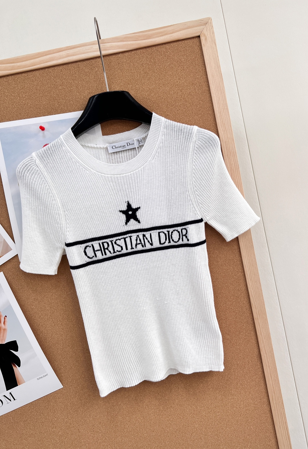 🆕Dior 26春夏新款五角星字母钩花针织短袖，解锁法式慵懒高级感。定制的羊毛针织纱线，圆领针织短袖，软