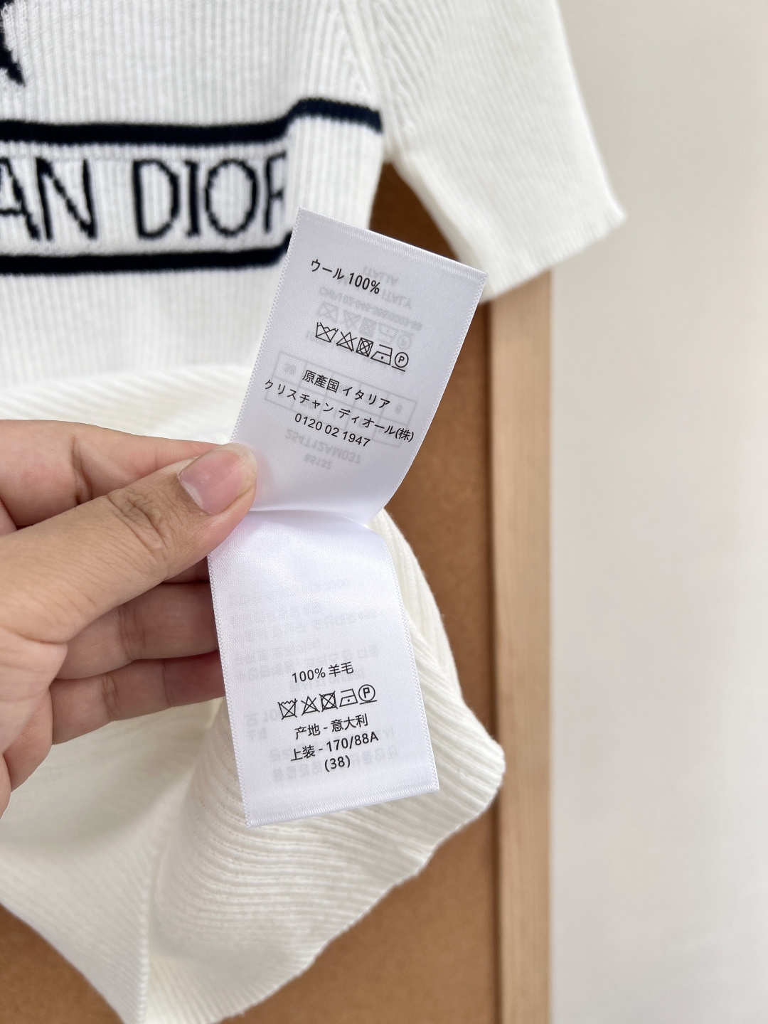 🆕Dior 26春夏新款五角星字母钩花针织短袖，解锁法式慵懒高级感。定制的羊毛针织纱线，圆领针织短袖，软