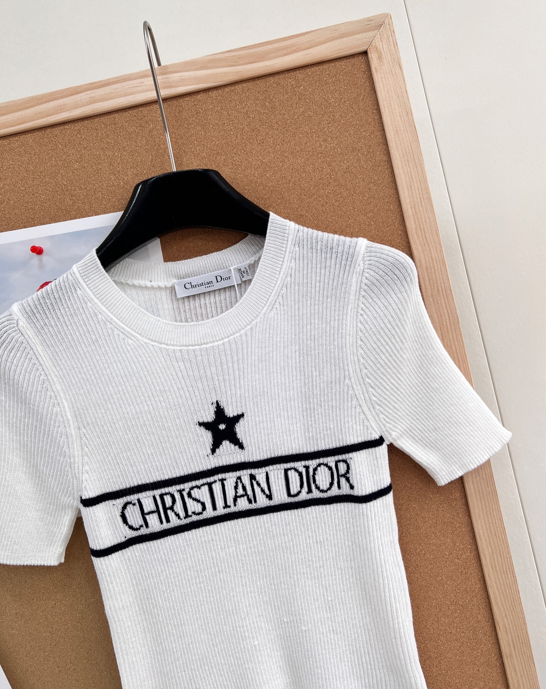 🆕Dior 26春夏新款五角星字母钩花针织短袖，解锁法式慵懒高级感。定制的羊毛针织纱线，圆领针织短袖，软