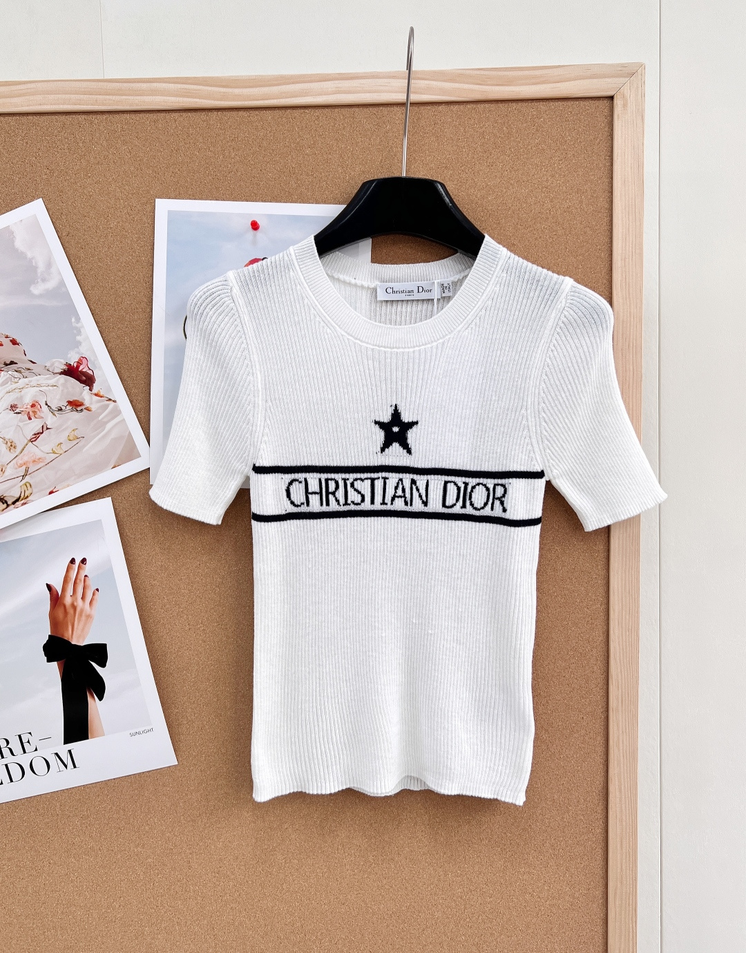 NO:750842,Dior 26 new spring and summer five-pointed star letter crochet knitted short sleeves, unlocking the French style of lazy high-end. Customized wool knitting yarn, round neck knitted short sleeves, soft and waxy fabric that is close to the skin and zero burden. Iconic letter jacquard + five-pointed star design, simple and exquisite. Available in three colors, suitable for various styles, the upper body is slim but not unflattering. Exclusively launched on the official website, a versatile item that you can wear with your eyes closed!  Three standards are complete, three colors are outstanding!  Size sml code D,,dior,T-shirt,19860909Dior 26春夏新款五角星字母钩花针织短袖,解锁法式慵懒高级感.定制的羊毛针织纱线, 圆领针织短袖,软糯面料贴肤零负担 标志性字母提花+五角星设计,简约又精致 三色可选,适配各种风格,上身显瘦不挑人 官网独家首发,闭眼入的百搭单品！三标齐全,三色出！ 尺码sml 编码D,,dior,T-shirt,,Women's clothing