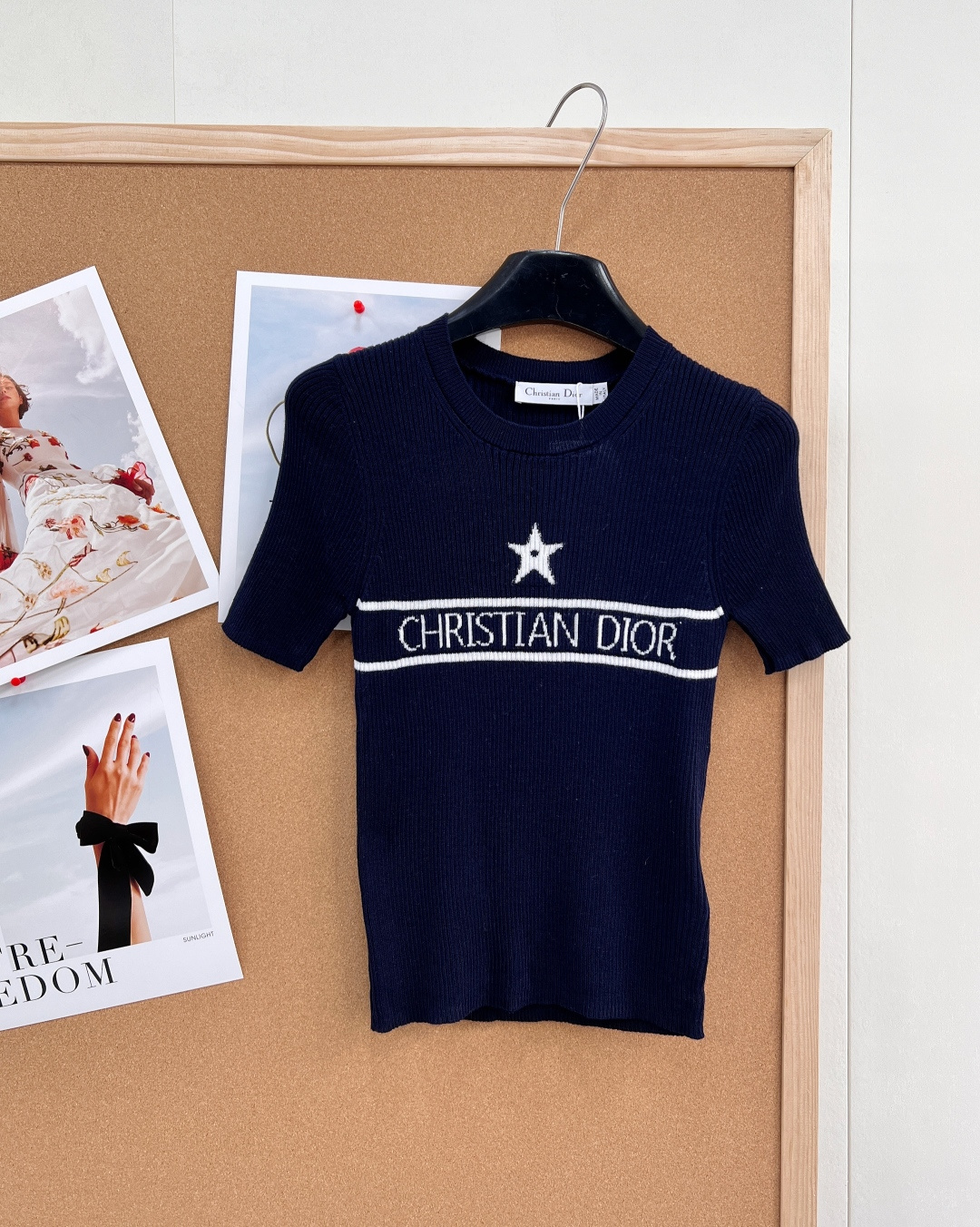 NO:750838,Dior 26 new spring and summer five-pointed star letter crochet knitted short sleeves, unlocking the French style of lazy high-end. Customized wool knitting yarn, round neck knitted short sleeves, soft and waxy fabric that is close to the skin and zero burden. Iconic letter jacquard + five-pointed star design, simple and exquisite. Available in three colors, suitable for various styles, the upper body is slim but not unflattering. Exclusively launched on the official website, a versatile item that you can wear with your eyes closed!  Three standards are complete, three colors are outstanding!  Size sml code, dior, T-shirt,19860909Dior 26春夏新款五角星字母钩花针织短袖,解锁法式慵懒高级感.定制的羊毛针织纱线, 圆领针织短袖,软糯面料贴肤零负担 标志性字母提花+五角星设计,简约又精致 三色可选,适配各种风格,上身显瘦不挑人 官网独家首发,闭眼入的百搭单品！三标齐全,三色出！ 尺码sml 编码,,dior,T-shirt,,Women's clothing