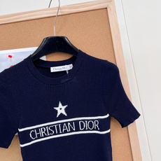 🆕Dior 26春夏新款五角星字母钩花针织短袖,解锁法式慵懒高级感。定制的羊毛针织纱线,圆领针织短袖,软 🆕Dior 26春夏新款五角星字母钩花针织短袖,解锁法式慵懒高级感。定制的羊毛针织纱线,圆领针织短袖,软