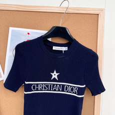🆕Dior 26春夏新款五角星字母钩花针织短袖,解锁法式慵懒高级感。定制的羊毛针织纱线,圆领针织短袖,软 🆕Dior 26春夏新款五角星字母钩花针织短袖,解锁法式慵懒高级感。定制的羊毛针织纱线,圆领针织短袖,软