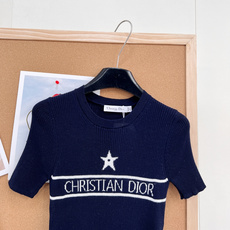🆕Dior 26春夏新款五角星字母钩花针织短袖,解锁法式慵懒高级感。定制的羊毛针织纱线,圆领针织短袖,软 🆕Dior 26春夏新款五角星字母钩花针织短袖,解锁法式慵懒高级感。定制的羊毛针织纱线,圆领针织短袖,软