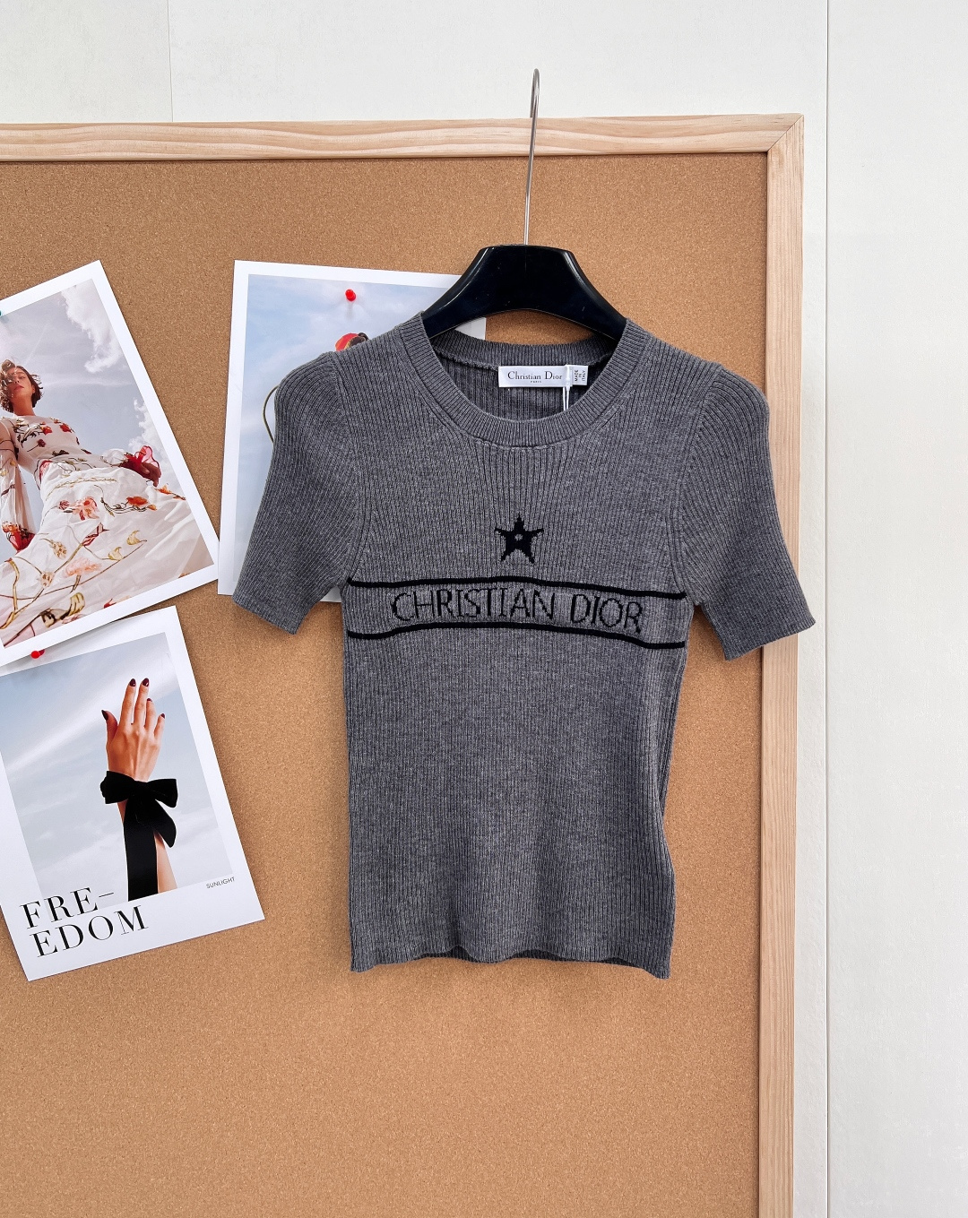 NO:750834,Dior 26 new spring and summer five-pointed star letter crochet knitted short sleeves, unlocking the French style of lazy high-end. Customized wool knitting yarn, round neck knitted short sleeves, soft and waxy fabric that is close to the skin and zero burden. Iconic letter jacquard + five-pointed star design, simple and exquisite. Available in three colors, suitable for various styles, the upper body is slim but not unflattering. Exclusively launched on the official website, a versatile item that you can wear with your eyes closed!  Three standards are complete, three colors are outstanding!  Size sml code D,,dior,T-shirt,19860909Dior 26春夏新款五角星字母钩花针织短袖,解锁法式慵懒高级感.定制的羊毛针织纱线, 圆领针织短袖,软糯面料贴肤零负担 标志性字母提花+五角星设计,简约又精致 三色可选,适配各种风格,上身显瘦不挑人 官网独家首发,闭眼入的百搭单品！三标齐全,三色出！ 尺码sml 编码D,,dior,T-shirt,,Women's clothing