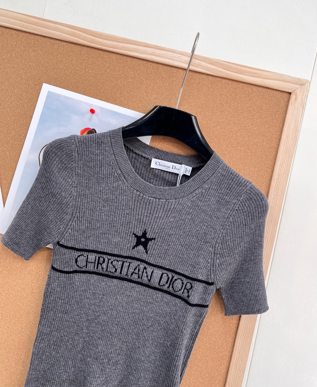 🆕Dior 26春夏新款五角星字母钩花针织短袖，解锁法式慵懒高级感。定制的羊毛针织纱线，圆领针织短袖，软