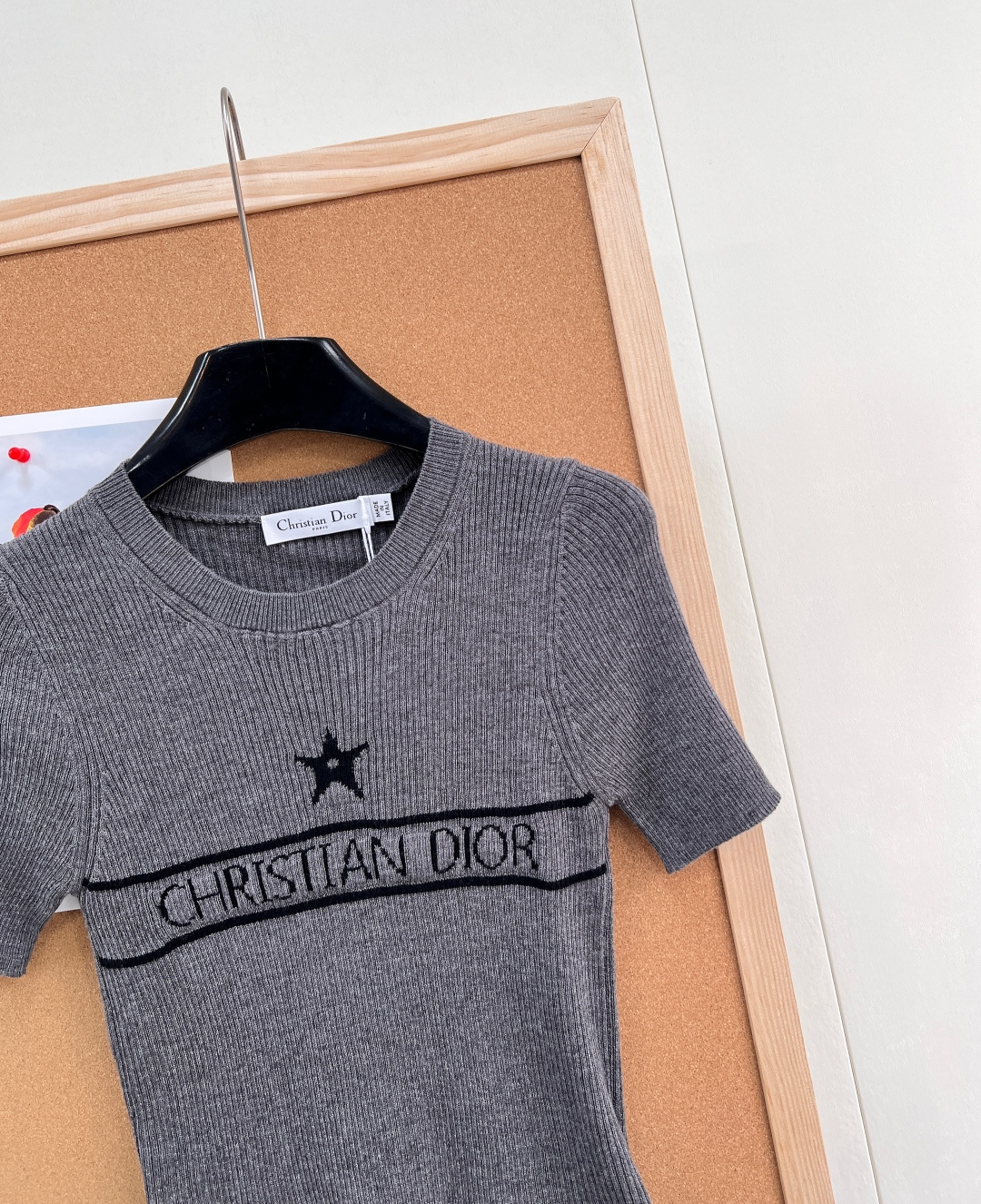 🆕Dior 26春夏新款五角星字母钩花针织短袖，解锁法式慵懒高级感。定制的羊毛针织纱线，圆领针织短袖，软