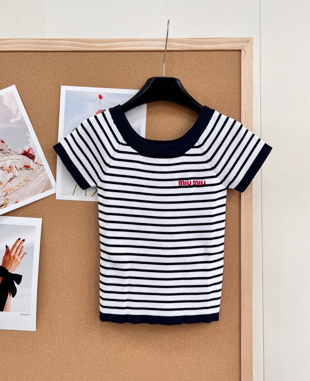 NO:750826,MiuMiu 26 new sea soul style striped knitted short-sleeves, retro striped design, a timeless classic. High elastic crater strip fabric, slimming and not flattering. Soft and skin-friendly, comfortable, breathable and not pinching. Made of custom-spun cashmere wool yarn, the contrasting stripes enhance the temperament and make the skin whiter. The imported loom creates vertical pit rib rib fabric, which is very tolerant and slimming. It feels soft and waxy and has good texture ~ it is very skin-friendly and warm!  The embroidered logo on the chest is embellished with embroidered letters, showing a sense of fashion and high-end temperament. The slim fit tailoring makes it look slim and stylish. It is a must-have for dating and commuting. The rich and elastic slim waistline has a good three-dimensional effect, which can be sweet or cool. It looks great with skirts and trousers. It can also be paired with suits and denim jackets in various concave shapes!  Three standards are complete, two colors are outstanding!  Size sml code,,miumiu,skirts,jackets & coats,T-shirt,business suit,19860909MiuMiu 26新款海魂风条纹针织短袖, 复古条纹设计,永不过时的经典 高弹坑条面料,修身显瘦不挑身材 软糯亲肤,舒适透气不扎肤 定纺羊绒羊毛纱线打造,撞色条纹抬气质又显肤白,进口织机打造竖坑条罗纹织面包容性很好非常显瘦,手感软糯非常有质感～亲肤性和保暖性都很好！ 胸前刺绣徽标刺绣字母点缀,尽显时髦感和高级气质.修身版型剪裁,穿搭显瘦洋气 约会通勤必备穿搭 丰富弹性修身腰线立体感很好,可甜可酷,搭配半裙、长裤都超级好看,还可以搭配西装、牛仔外套各种凹造型哦！三标齐全,两色出！ 尺码sml 编码,,miumiu,skirts,jackets & coats,T-shirt,business suit,,Women's clothing