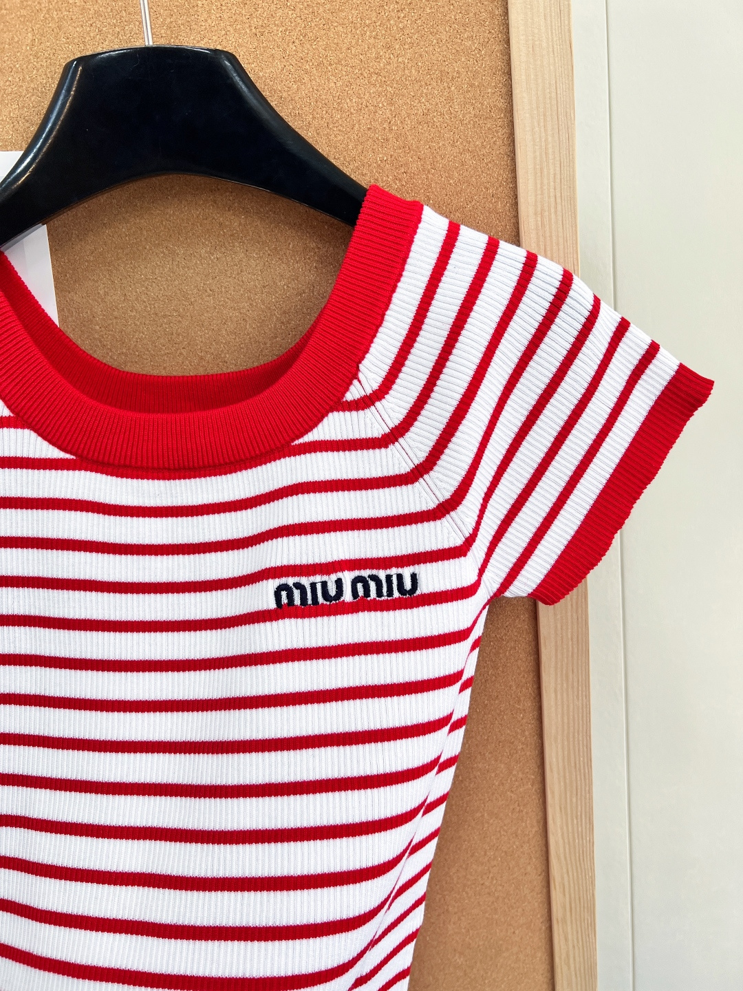 🆕MiuMiu 26新款海魂风条纹针织短袖，✅ 复古条纹设计，永不过时的经典✅ 高弹坑条面料，修身显瘦不