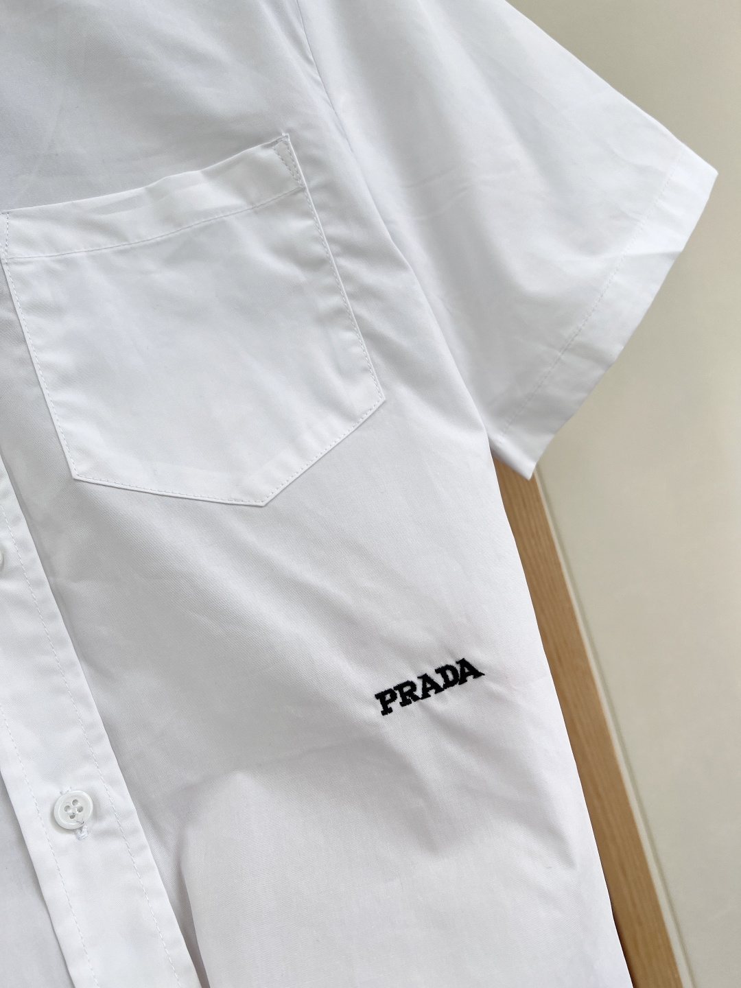🆕Prada2026SS新款翻领短袖衬衫，定制YB斜纹全棉材质，质感细腻，穿搭舒适，短袖衬衫版型，上衣领