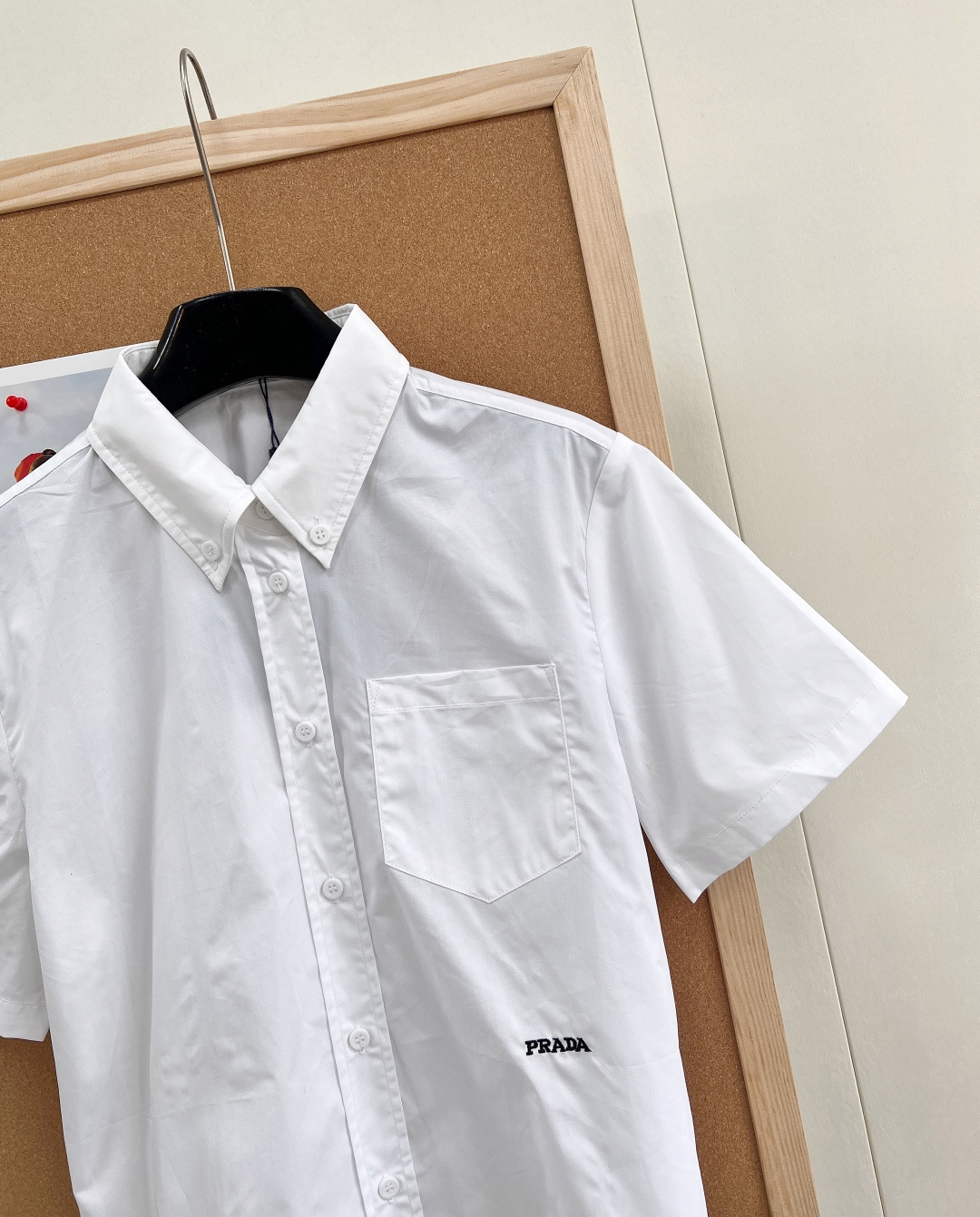 🆕Prada2026SS新款翻领短袖衬衫，定制YB斜纹全棉材质，质感细腻，穿搭舒适，短袖衬衫版型，上衣领