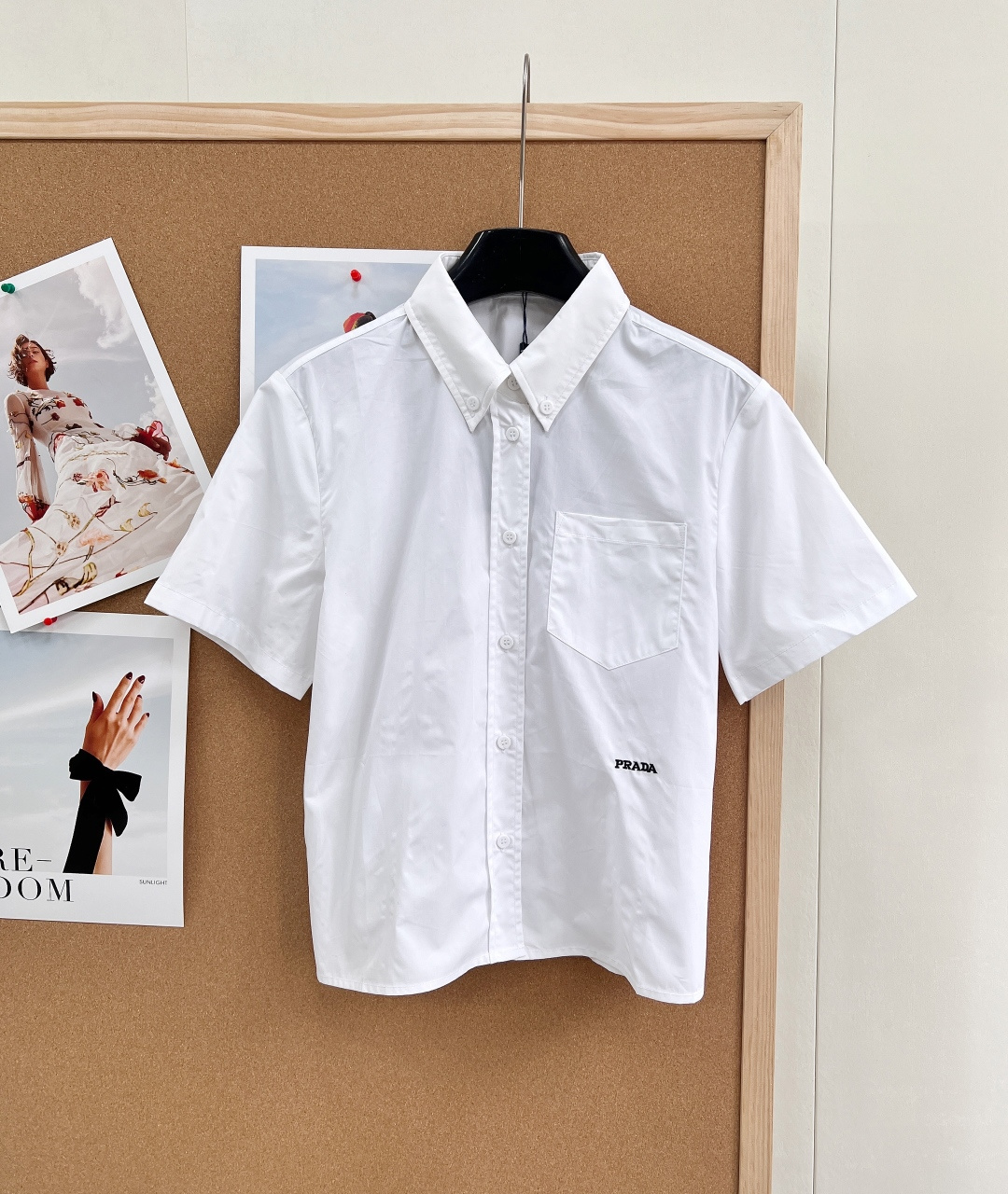 NO:750817,Prada2026SS new lapel short-sleeved shirt, customized YB twill cotton material, fine texture, comfortable to wear, short-sleeved shirt version, fixed collar tip, double-sided front placket processing, with single side pocket and embroidered letter logo below, simple and advanced, short and loose version, slightly short and exposed waistline to make you slim and loose, casually matched with campus to reduce age, wear smart and western-style. Complete three standards, large shipments, size sml  coding,,prada,shirts,T-shirt,19860909Prada2026SS新款翻领短袖衬衫,定制YB斜纹全棉材质,质感细腻,穿搭舒适,短袖衬衫版型,上衣领尖固定,前襟双侧走线处理,配合单侧口袋及下方刺绣字母徽标点睛,简约高级,短款宽松版型,略短露腰线显瘦松弛,随意搭配校园减龄,穿搭高智洋气.三标齐全,大货出 尺码sml 编码,,prada,shirts,T-shirt,,Women's clothing