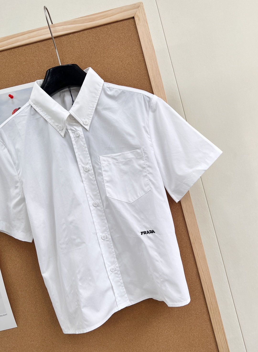 🆕Prada2026SS新款翻领短袖衬衫，定制YB斜纹全棉材质，质感细腻，穿搭舒适，短袖衬衫版型，上衣领