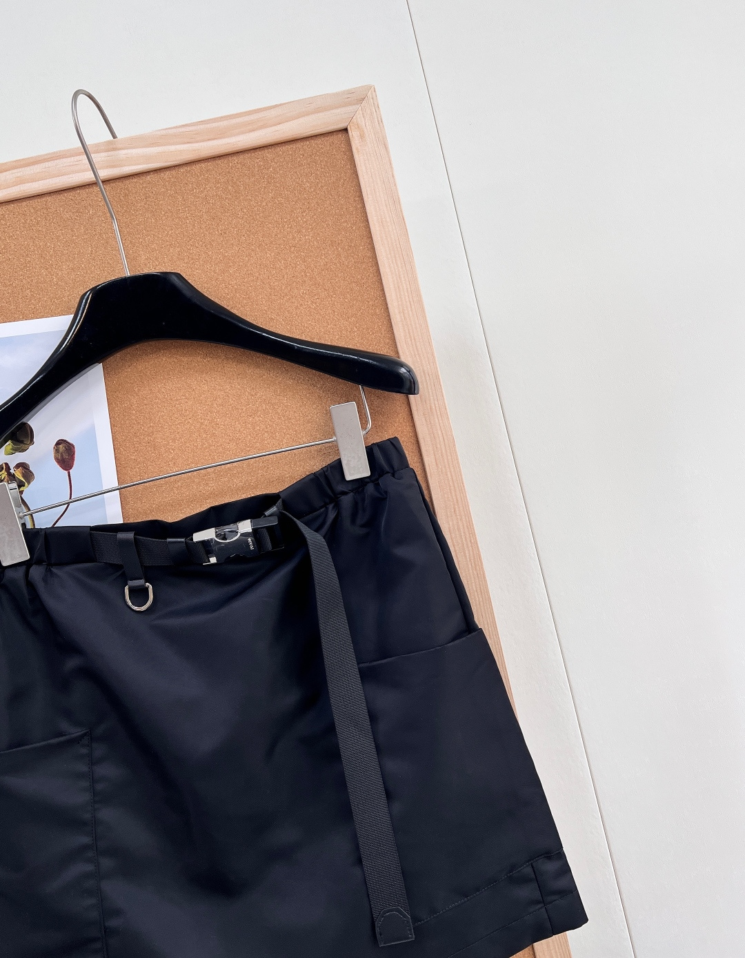 🆕PRADA 26新款｜黑色工装A字短裙✅ 机能腰头：金属扣腰带加持，酷感拉满，自由锁死腰线✅ 立体大兜