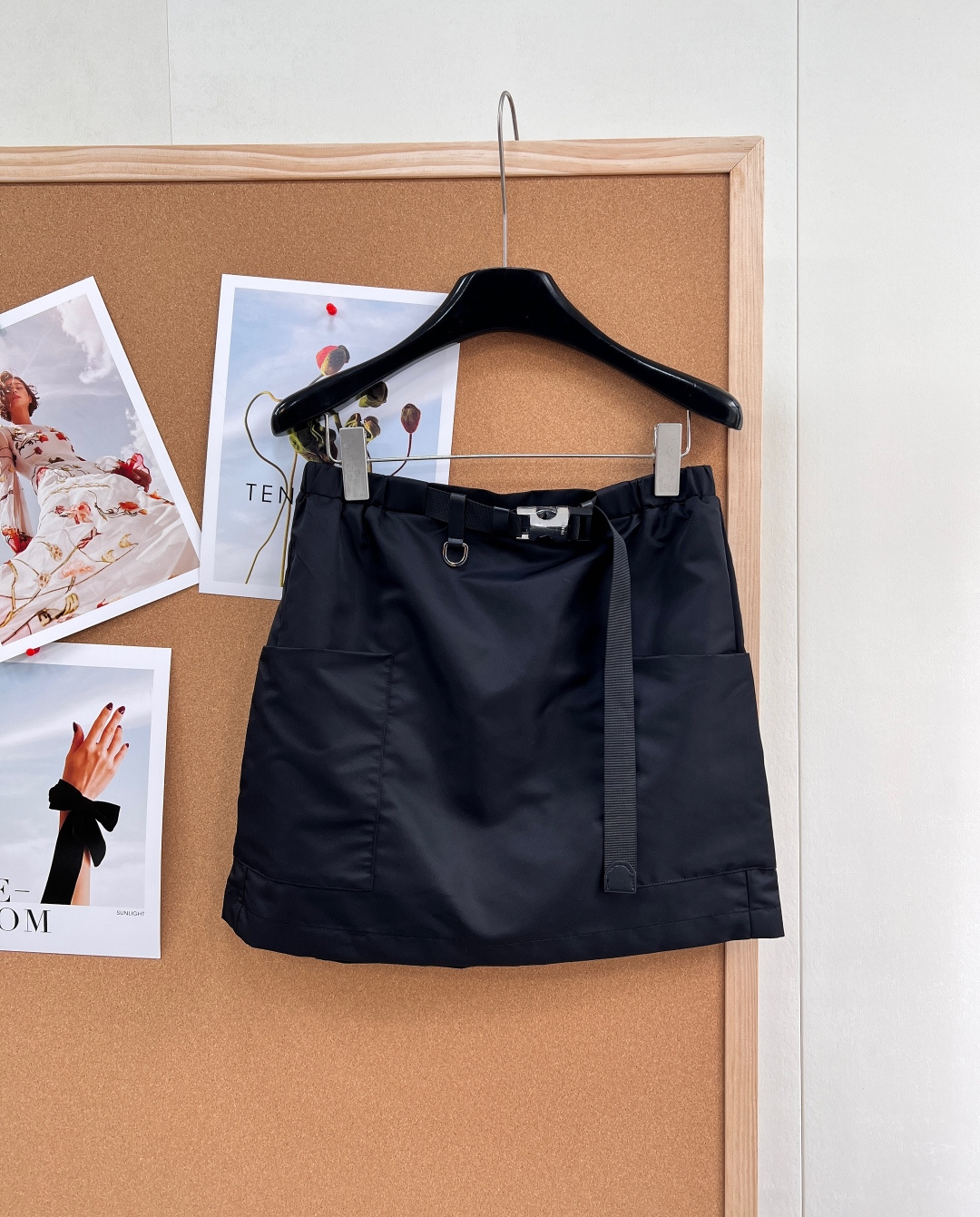 NO:750807,PRADA 26 new style｜Black workwear A-line skirt. Functional waistband with metal buckle belt, full of coolness, free to lock the waistline. Three-dimensional workwear-style large pockets, eye-catching shape, easy to store small items. Hard-core version of high-count stiff fabric, neat A-line tailoring, covering the crotch and looking slim without being unflattering. Versatile sweatshirt/short T, casually wear, sweet and cool street feeling can be controlled with one click.  Prada girl's spring cool standard, a universal style that you can wear with your eyes closed!  Anti-exposure shorts included!  All three standards are complete, and the goods will be shipped in large quantities!  Size sml code P,,prada,hoodie,sweatshirts,skirts,shorts,19860909PRADA 26新款｜黑色工装A字短裙 机能腰头金属扣腰带加持,酷感拉满,自由锁死腰线 立体大兜工装风大口袋,造型吸睛,随身小物轻松收纳 硬核版型高支挺括面料,利落A字剪裁,遮胯显瘦不挑人 百搭属性卫衣/短T随意搭,甜酷街头感一键拿捏 Prada女孩的春日酷飒标配,闭眼入的万能款！内有防走光短裤！三标齐全,大货出！ 尺码sml 编码P,,prada,hoodie,sweatshirts,skirts,shorts,,Women's clothing