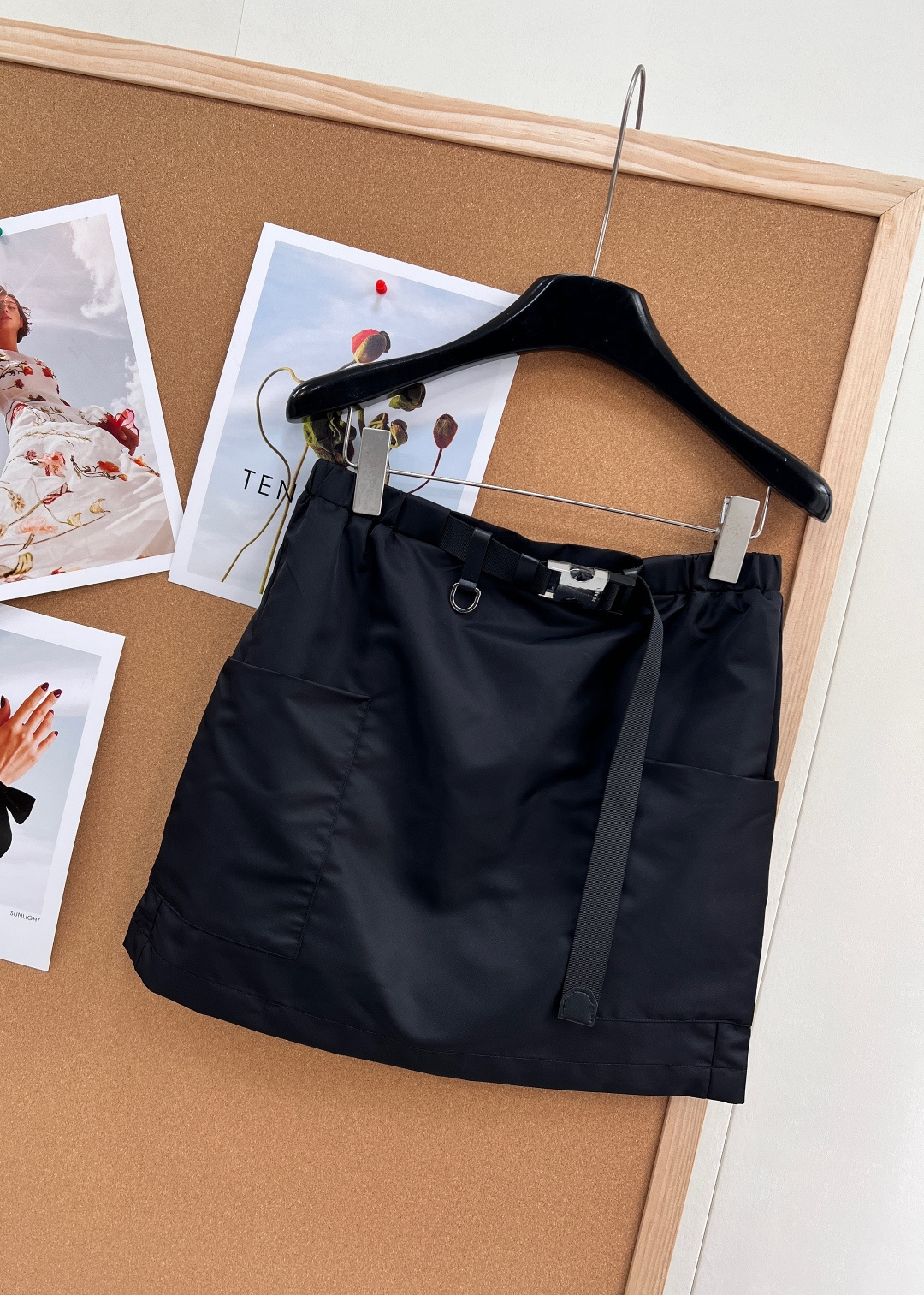 🆕PRADA 26新款｜黑色工装A字短裙✅ 机能腰头：金属扣腰带加持，酷感拉满，自由锁死腰线✅ 立体大兜