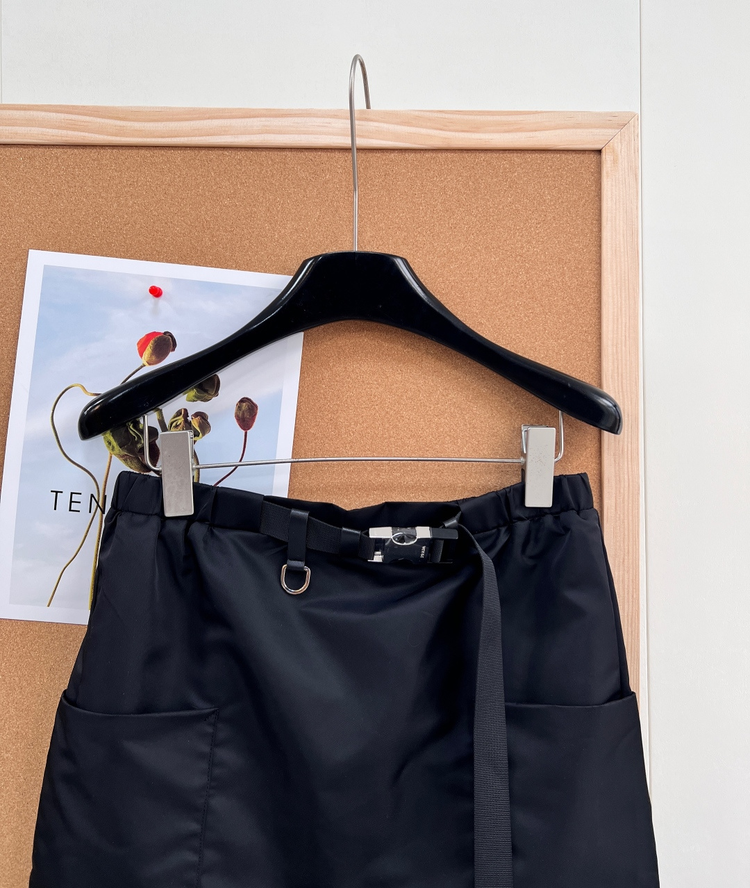 🆕PRADA 26新款｜黑色工装A字短裙✅ 机能腰头：金属扣腰带加持，酷感拉满，自由锁死腰线✅ 立体大兜