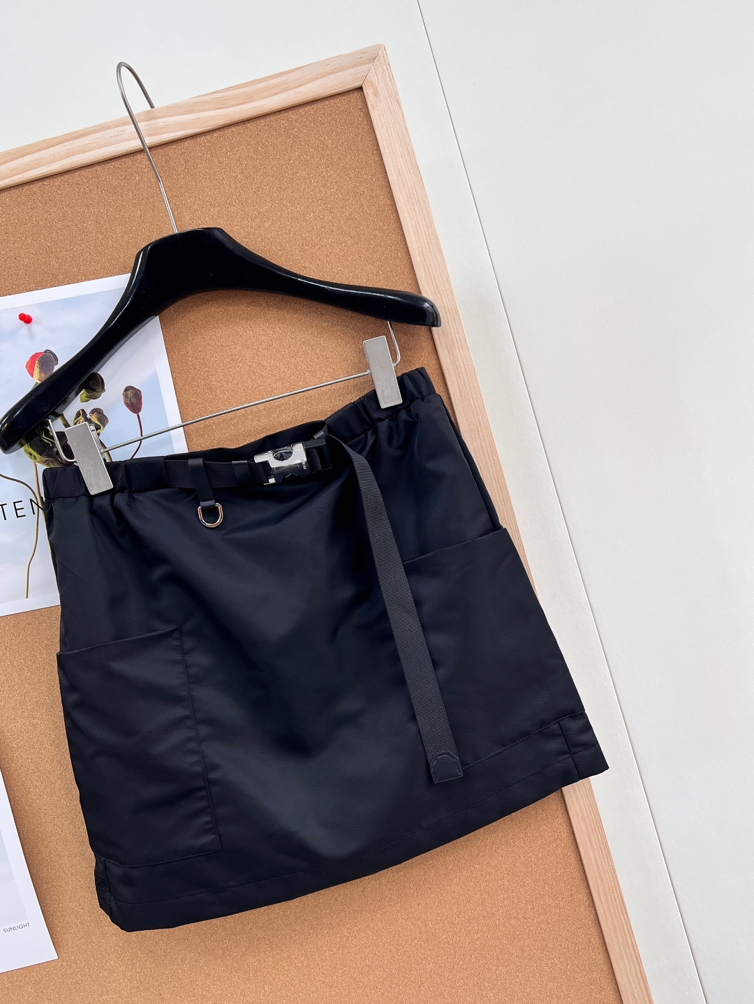 🆕PRADA 26新款｜黑色工装A字短裙✅ 机能腰头：金属扣腰带加持，酷感拉满，自由锁死腰线✅ 立体大兜
