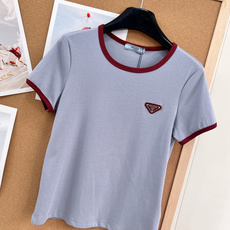 🆕 Prada26SS新品撞色三角徽标短袖T恤 ,✅ 神仙配色:浅灰蓝+酒红领口袖口,经典撞色超显白✅ 🆕 Prada26SS新品撞色三角徽标短袖T恤 ,✅ 神仙配色:浅灰蓝+酒红领口袖口,经典撞色超显白✅