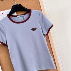 🆕 Prada26SS新品撞色三角徽标短袖T恤 ,✅ 神仙配色:浅灰蓝+酒红领口袖口,经典撞色超显白✅ 🆕 Prada26SS新品撞色三角徽标短袖T恤 ,✅ 神仙配色:浅灰蓝+酒红领口袖口,经典撞色超显白✅