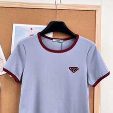 🆕 Prada26SS新品撞色三角徽标短袖T恤 ,✅ 神仙配色:浅灰蓝+酒红领口袖口,经典撞色超显白✅ 🆕 Prada26SS新品撞色三角徽标短袖T恤 ,✅ 神仙配色:浅灰蓝+酒红领口袖口,经典撞色超显白✅