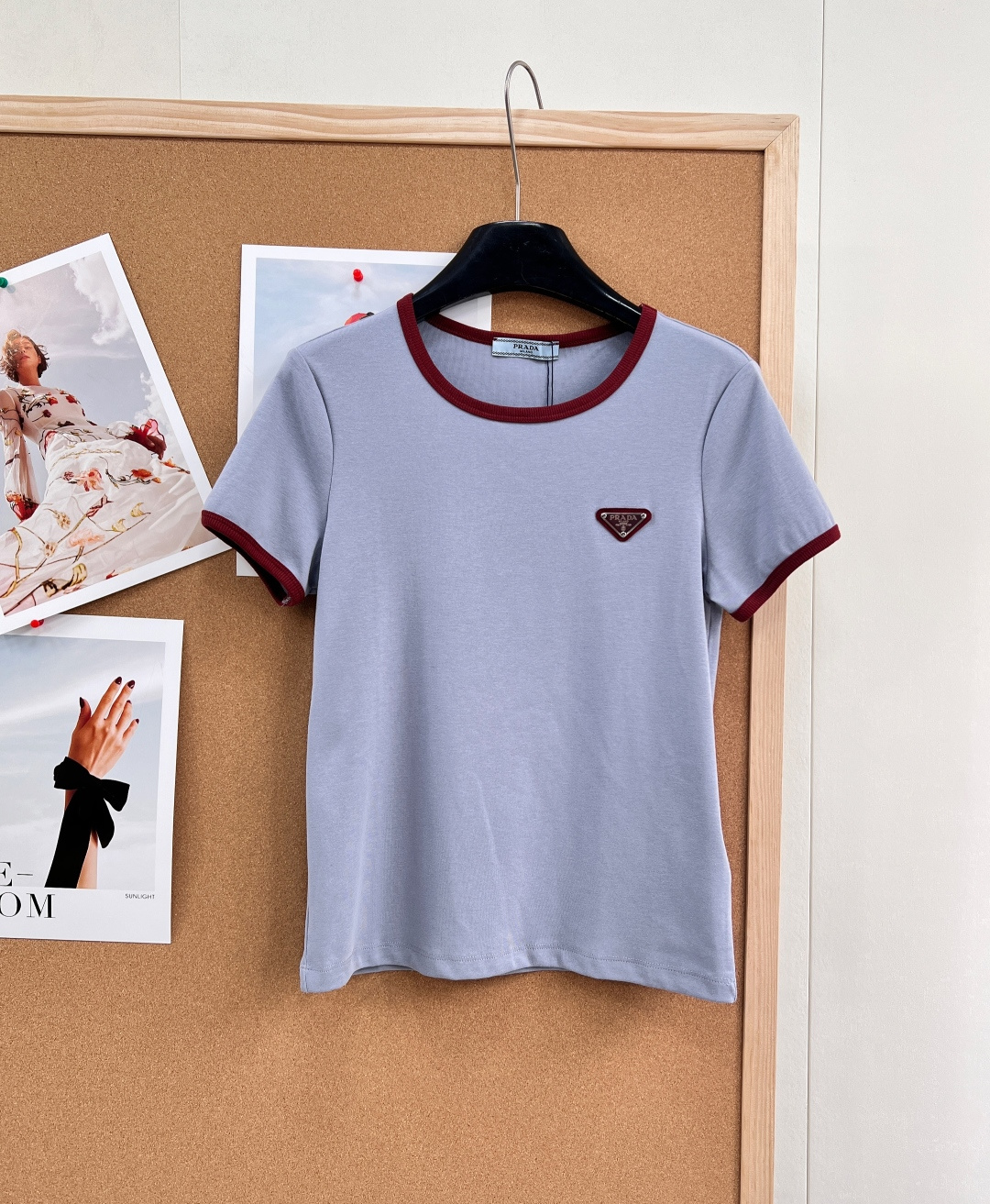 NO:750798,Prada26SS new contrast triangle logo short-sleeved T-shirt, fairy color light gray blue + burgundy collar and cuffs, classic contrast color and super white. Triangle logo embroidery on the chest with brand imprint, full of recognition. Invincible high-quality cotton material, soft and breathable, super comfortable to wear in summer. Fairy-shaped right shoulder cut, modified shoulder line to make you slim and not unattractive. Versatile for daily commuting, dating, leisure, perfect with jeans!  It is based on light gray and blue, with retro burgundy contrasting edges. The simple design has its own layered tension. It can easily modify the body shape. Whether it is daily commuting or casual outings, it can be worn with jeans or casual pants, showing a casual and high-end luxury style. Complete with three standards, large quantities of goods!  Size sml code P,,prada,jeans,T-shirt,tees,t-shirt,19860909Prada26SS新品撞色三角徽标短袖T恤 , 神仙配色浅灰蓝+酒红领口袖口,经典撞色超显白 品牌印记胸口三角徽标刺绣,辨识度拉满 无敌面料高品棉料,柔软透气,夏日穿超舒服 神仙版型正肩剪裁,修饰肩线显瘦不挑人 日常百搭王通勤、约会、休闲全拿捏,搭配牛仔裤绝绝子！以浅灰蓝为基底,邂逅复古酒红撞色边饰,简约设计中自带层次张力.轻松修饰身形,无论日常通勤还是休闲出街,搭配牛仔裤或休闲裤皆能从容驾驭,尽显随性高级的奢感格调.三标齐全,大货出！ 尺码sml 编码P,,prada,jeans,T-shirt,tees，t-shirt,,Women's clothing