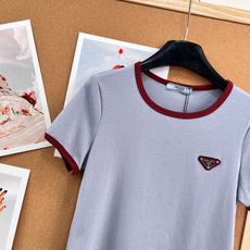 🆕 Prada26SS新品撞色三角徽标短袖T恤 ,✅ 神仙配色:浅灰蓝+酒红领口袖口,经典撞色超显白✅ 🆕 Prada26SS新品撞色三角徽标短袖T恤 ,✅ 神仙配色:浅灰蓝+酒红领口袖口,经典撞色超显白✅