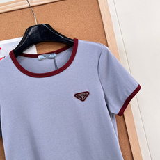 🆕 Prada26SS新品撞色三角徽标短袖T恤 ,✅ 神仙配色:浅灰蓝+酒红领口袖口,经典撞色超显白✅ 🆕 Prada26SS新品撞色三角徽标短袖T恤 ,✅ 神仙配色:浅灰蓝+酒红领口袖口,经典撞色超显白✅