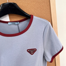 🆕 Prada26SS新品撞色三角徽标短袖T恤 ,✅ 神仙配色:浅灰蓝+酒红领口袖口,经典撞色超显白✅ 🆕 Prada26SS新品撞色三角徽标短袖T恤 ,✅ 神仙配色:浅灰蓝+酒红领口袖口,经典撞色超显白✅