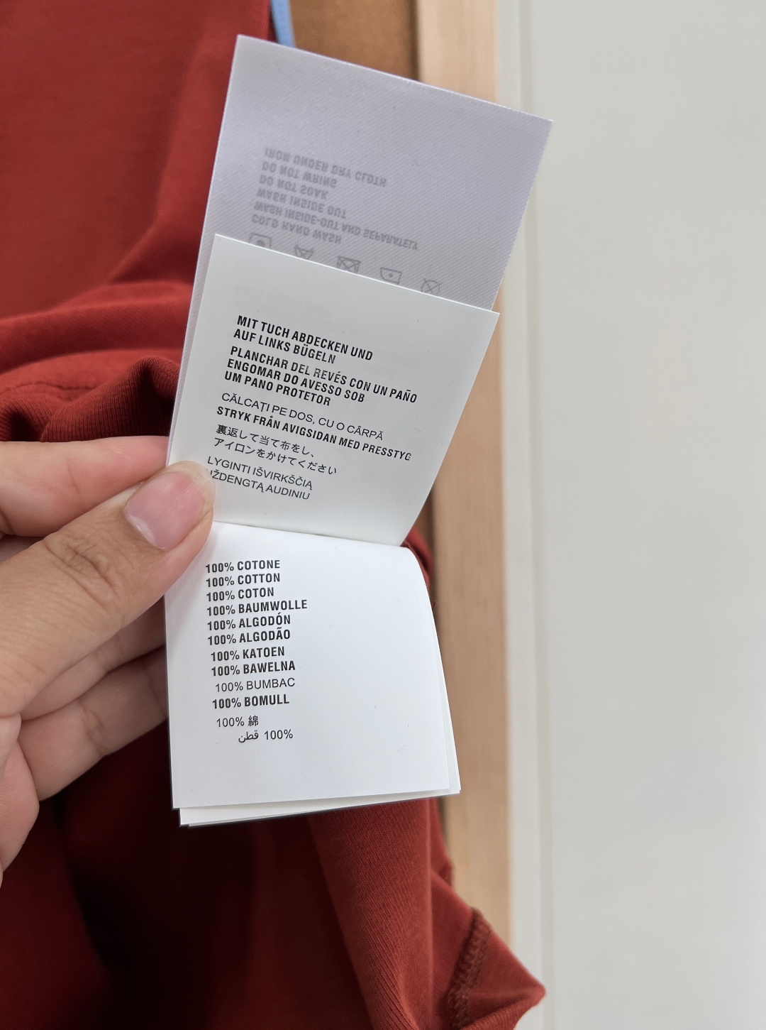 🆕 Prada新品棕色撞色三角徽标背心，高弹针织面料，贴合舒适不紧绷，修身剪裁勾勒流畅线条，尽显曼妙身姿