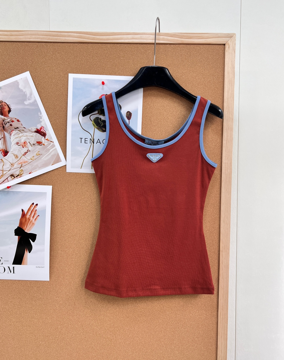 NO:750786,Prada's new brown contrasting triangle logo vest, made of high-elastic knitted fabric, is comfortable and not tight, and has a slim fit that outlines smooth lines and shows your graceful figure. The contrasting blue piping design is simple and has a sense of vitality and layering; the triangle logo embroidery on the chest low-key highlights the brand recognition. It can be easily controlled for daily commuting, dating, and leisure. Pair it with jeans or a skirt, it is simple and fashionable, and easily unlocks the sense of high-end fashion. Complete with three labels, large quantities of goods!  size sml code,,prada,skirts,jeans,19860909Prada新品棕色撞色三角徽标背心,高弹针织面料,贴合舒适不紧绷,修身剪裁勾勒流畅线条,尽显曼妙身姿.蓝边撞色滚边设计,简约中自带活力与层次感；胸前三角Logo刺绣,低调彰显品牌辨识度.日常通勤、约会、休闲皆可轻松驾驭,搭配牛仔裤或半裙,简约又时髦,轻松解锁高级时尚感.三标齐全,大货出！ 尺码sml 编码,,prada,skirts,jeans,,Women's clothing