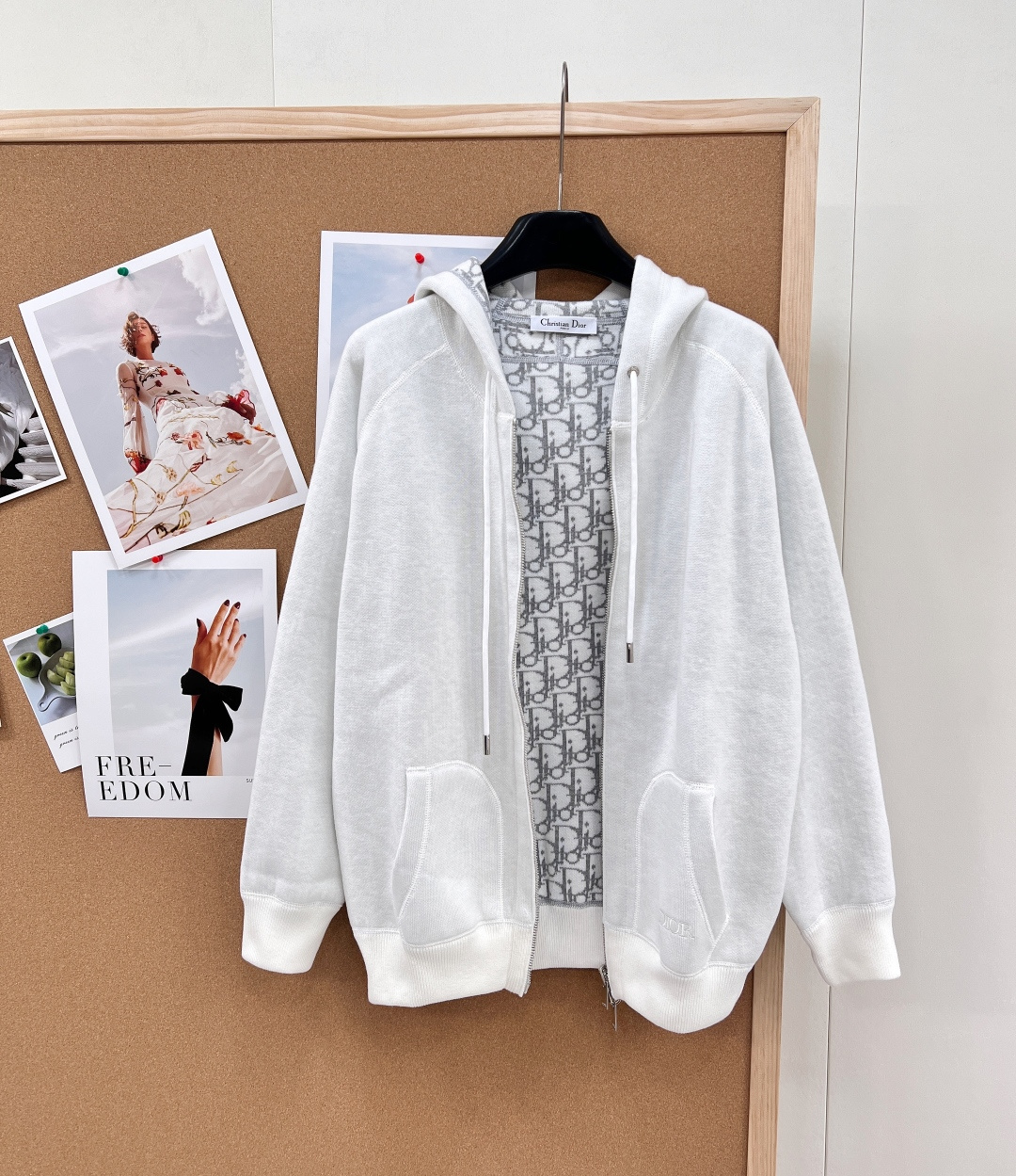 NO:751634,Dior new autumn and winter products!  High-end baby blue presbyopic logo zipper cashmere jacket!  Customized cream blue color, love the double-woven letter jacquard weaving process, original custom hardware accessories, pocket embroidered letters, low-key luxury!  The hooded design is fashionable and advanced!  Bai Fumei must enter!  The classic version makes your upper body look slimmer without being picky!  Swiss machine embroidery sewing plate technology, imported cashmere wool yarn double-sided jacquard fabric, highly recommended single product. Three-color large quantities are available for men and women~ Size SML code, dior, jackets & coats, hats,19860909Dior秋冬新品！高级baby蓝老花logo拉链羊绒外套！定制奶油蓝颜色超爱双织字母提花织工艺,原版定制五金配件,口袋刺绣字母低调奢华！连帽设计时髦又高级！白富美必入！经典版型不挑人上身巨显瘦！瑞士机刺绣缝盘工艺,进口羊绒羊毛纱线双面提花面料,强烈推荐单品.三色大货以出男女同款～ 尺码sml 编码,,dior,jackets & coats,hats,,Women's clothing